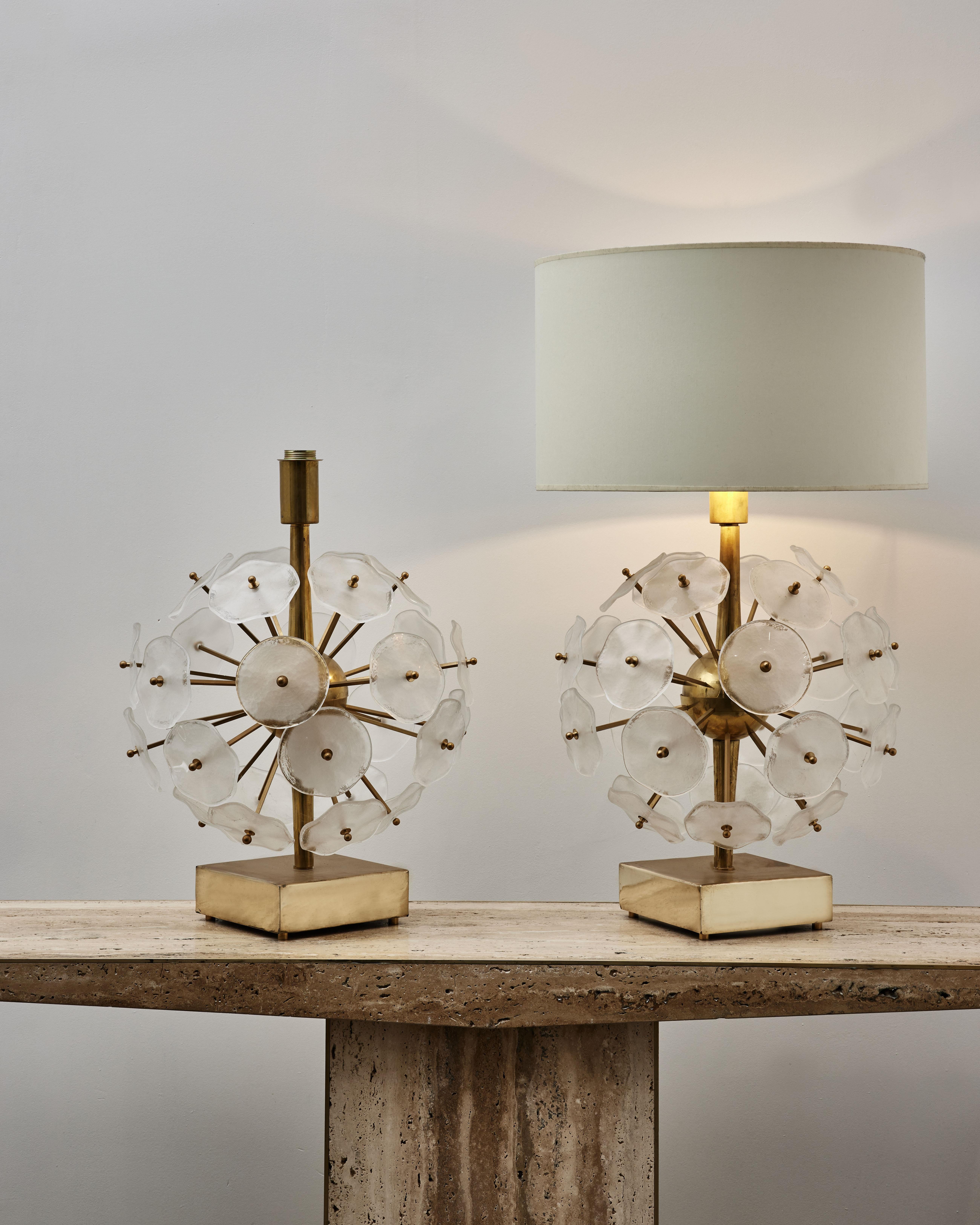 Paire de lampes de table Sputnik en laiton avec des plaques en verre de Murano sculptées.
Création par le Studio Glustin.

Prix et dimensions sans abat-jour.