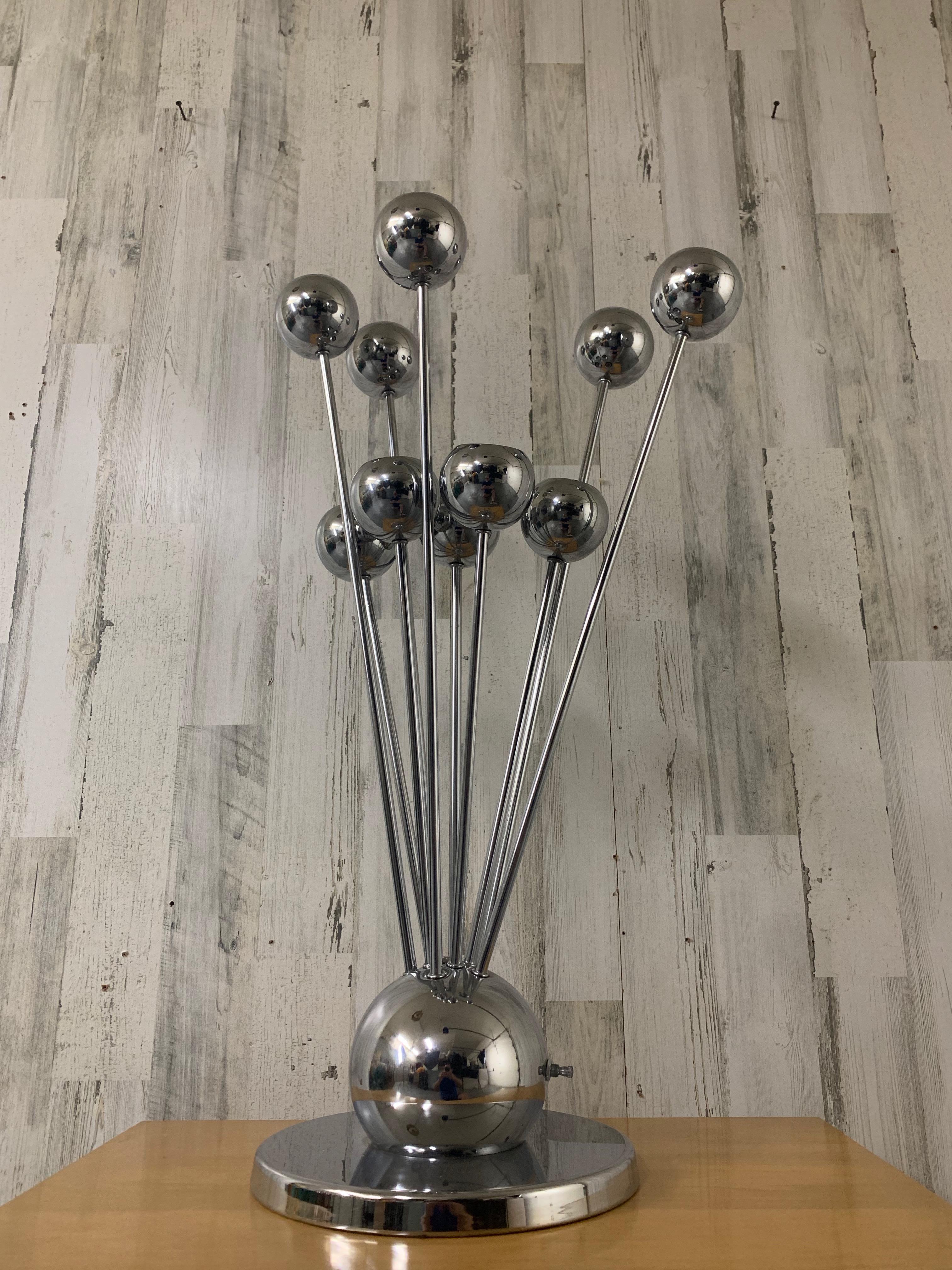 Lampe de table inhabituelle à dix lumières de style Sputnik avec interrupteur à trois voies qui permet d'allumer les lumières basses, les lumières hautes ou les dix lumières en même temps. Il s'agit d'une belle sculpture. Le chrome est brillant,