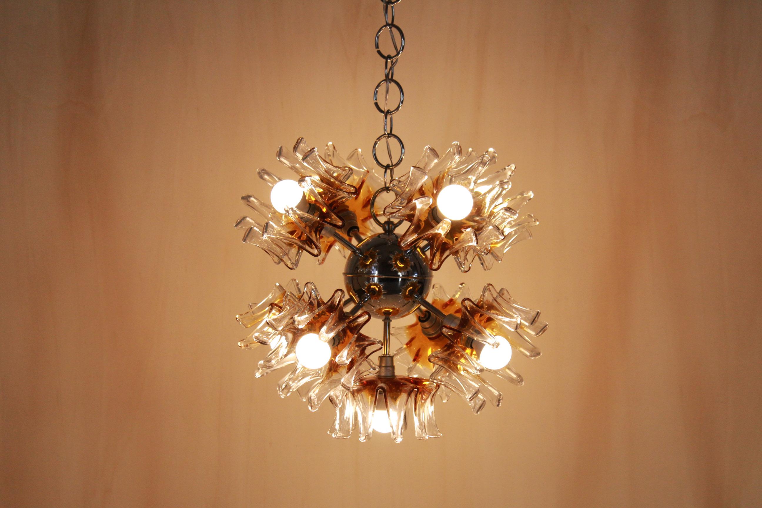 Vintage  SputnikChandelier in Murano Glass, Carlo Nason for Mazzega, Italy 1970s.
A Sputnik chandelier from the 1970s composed by 10 lights system with chromed iron structure and murano glass globe lights. Item in excellent conditions and fully