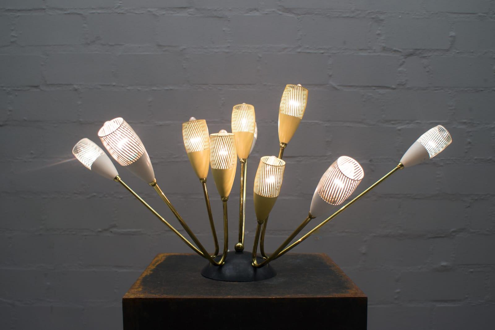 Lámpara Sputnik de latón de 310 brazos de mediados de siglo. A la manera de Arteluce.

Los brazos se pueden girar y colocar individualmente. Esto permite que la lámpara cambie de aspecto una y otra vez.

Rara y elegante lámpara Sputnik de