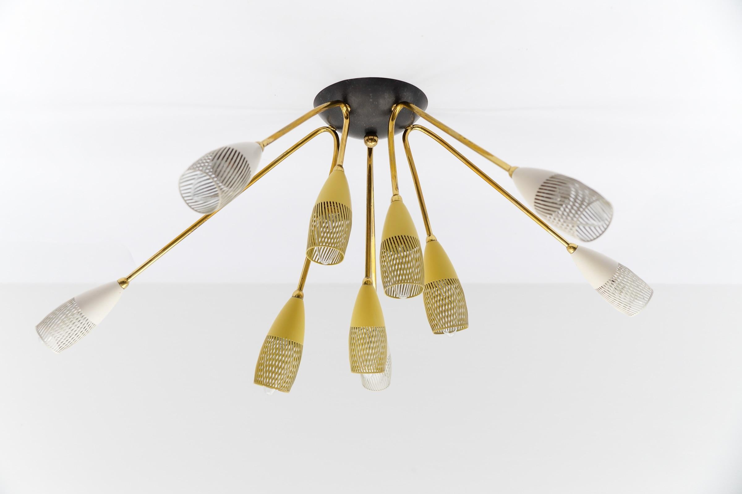 Lampe Sputnik du milieu du siècle à 310 bras en laiton. À la manière d'Arteluce.

Les bras peuvent être tournés et positionnés individuellement. Cela permet à la lampe de changer d'apparence à plusieurs reprises.

Rare et élégante lampe Sputnik du