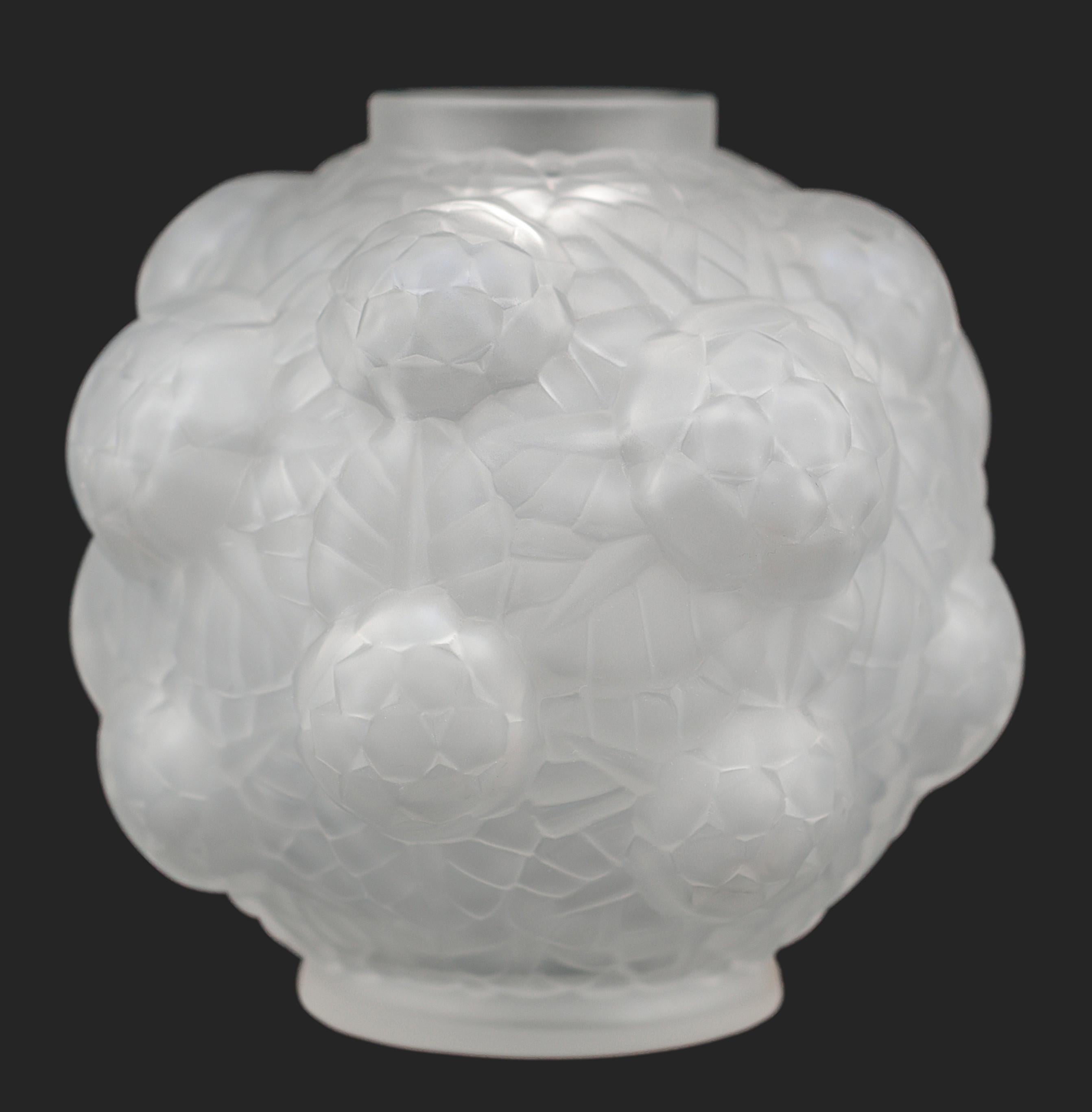 Vaso in vetro smerigliato Art de France di SPV Société Parisienne de Verreries, 112 boulevard Auguste Blanqui (Paris), Francia, 1920-1935. Vicino alle opere di Rene Lalique e Andre Hunebelle. Altezza: 6.7