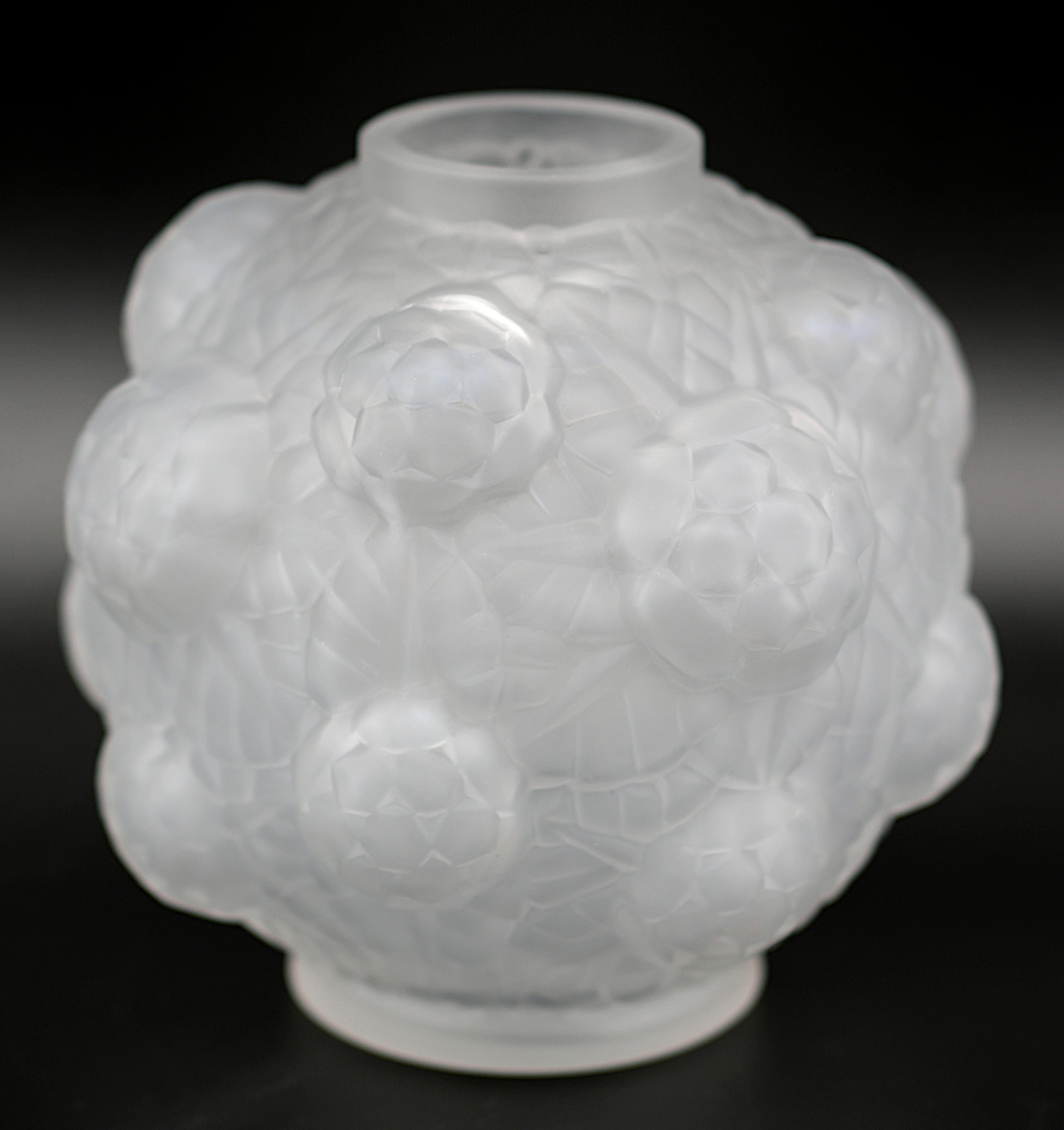 SPV French Art Deco Frosted Glass Vase, 1920s In Good Condition For Sale In Saint-Amans-des-Cots, FR