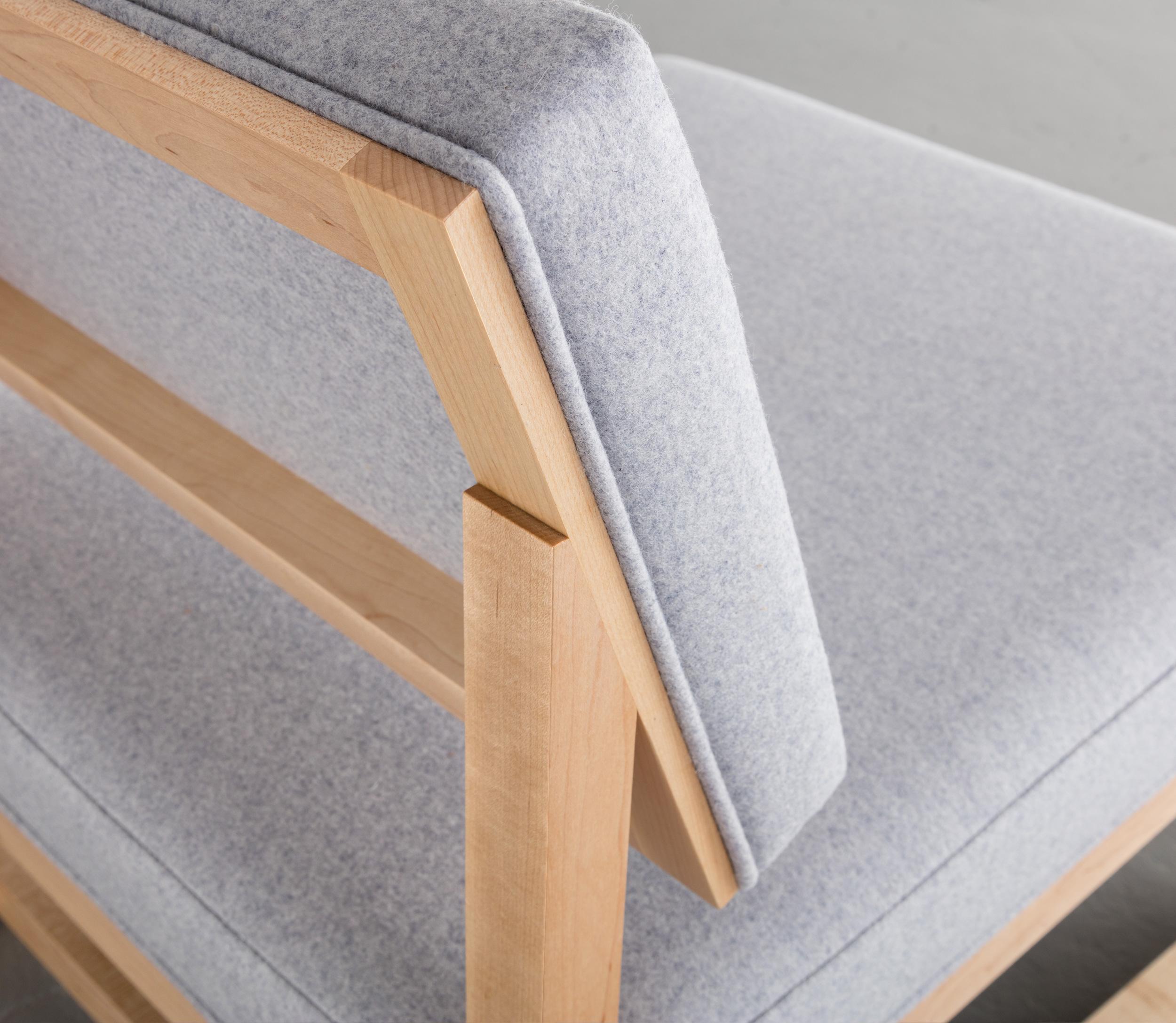 Silla SQ Lounge, madera maciza, tapicería de fieltro, bouclé o COM, hecha a mano en EE.UU. 4