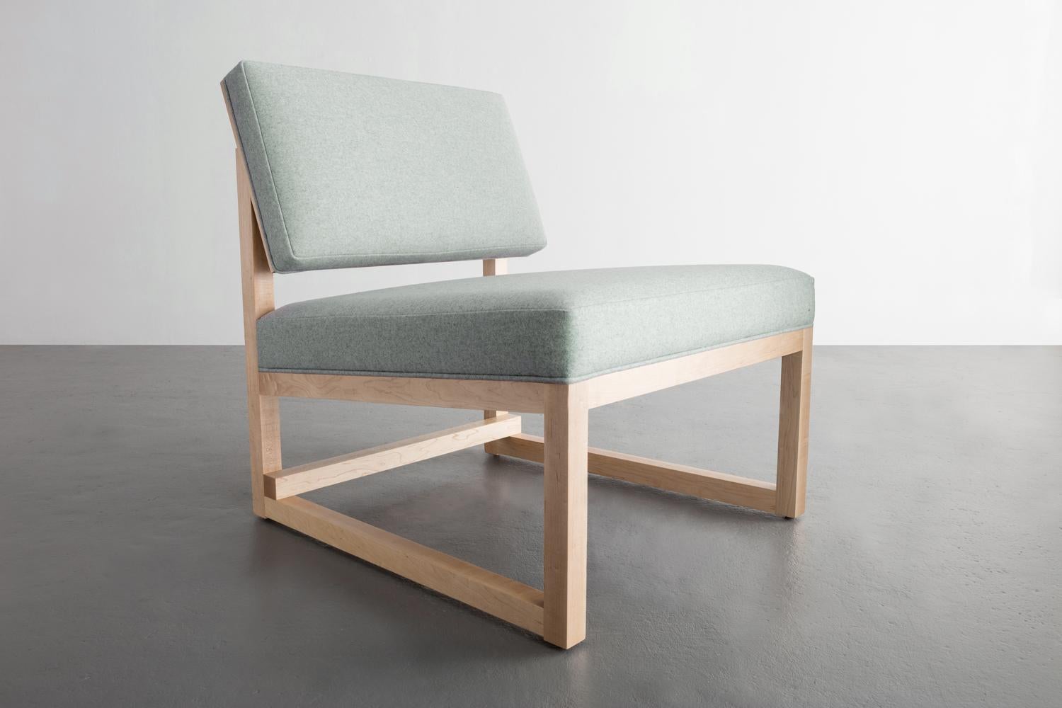 Silla SQ Lounge, madera maciza, tapicería de fieltro, bouclé o COM, hecha a mano en EE.UU. Estadounidense