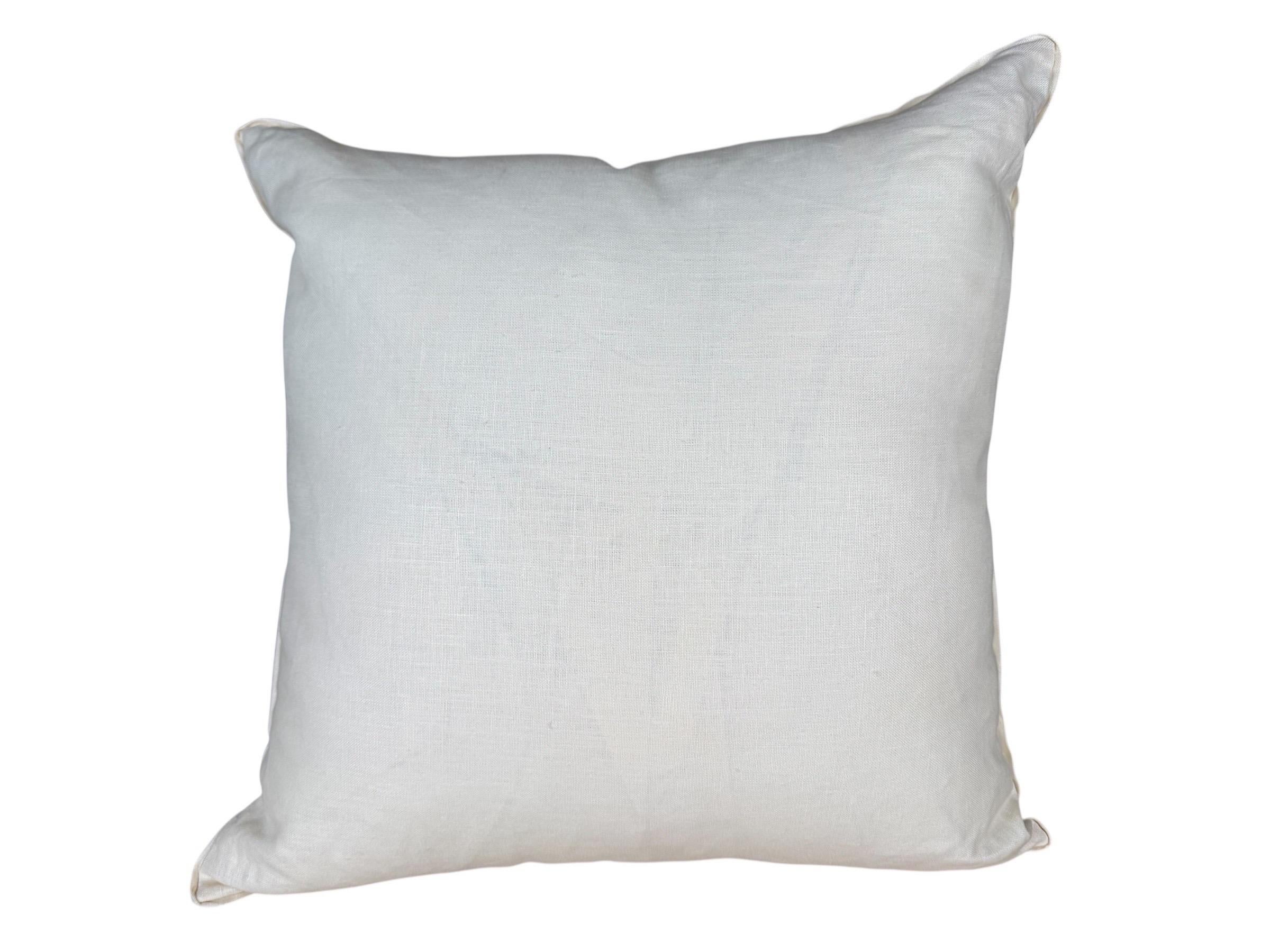 Una coppia di cuscini decorativi personalizzati, ciascuno realizzato con un inserto in piuma d'oca e confezionato in un morbido lino stampato. Il fronte presenta un sottile motivo a reticolo di diamanti blu polvere, che conferisce profondità e