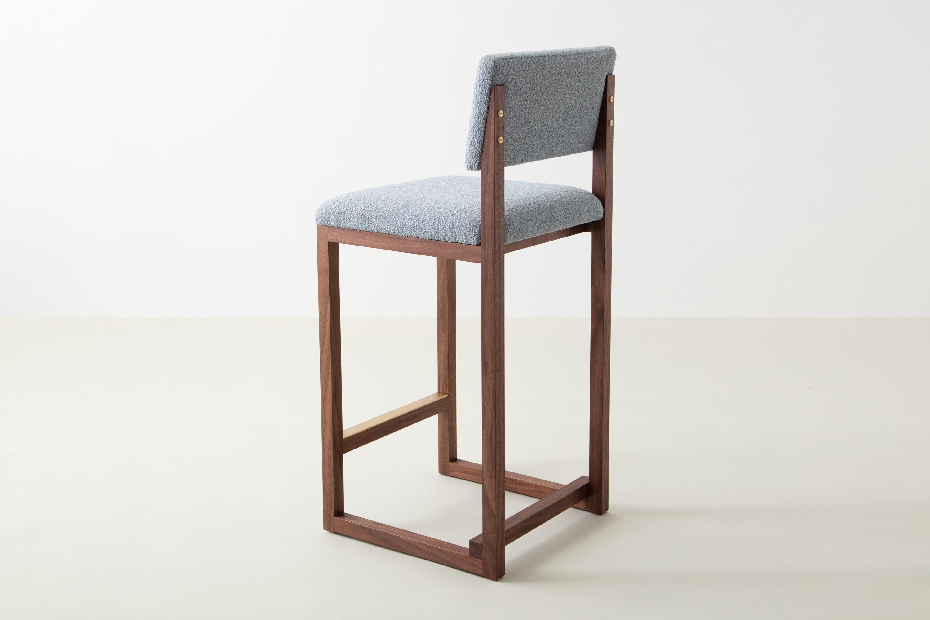 Tabouret de comptoir tapissé SQ, bois massif, laiton, bouclette ou COM COL, fabriqué aux États-Unis en vente 11