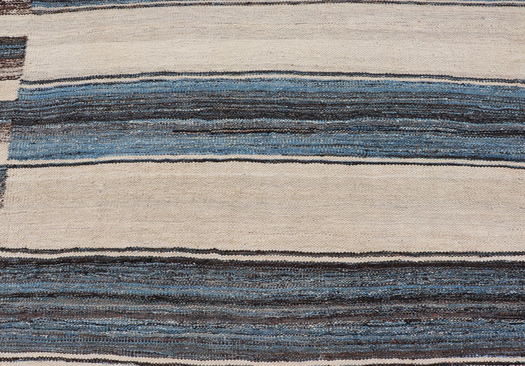 Tapis Kilim Sqaure à tissage plat avec motif de rayures classiques en bleu, crème et brun en vente 3