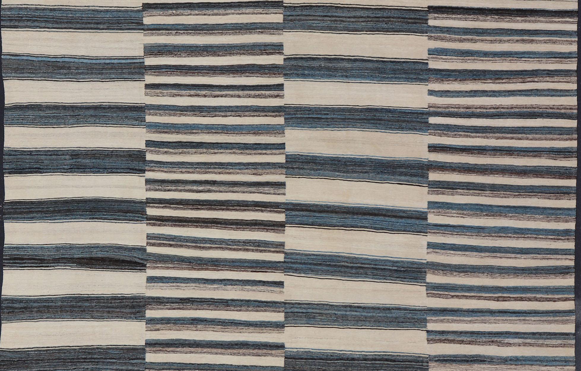 Afghan Tapis Kilim Sqaure à tissage plat avec motif de rayures classiques en bleu, crème et brun en vente