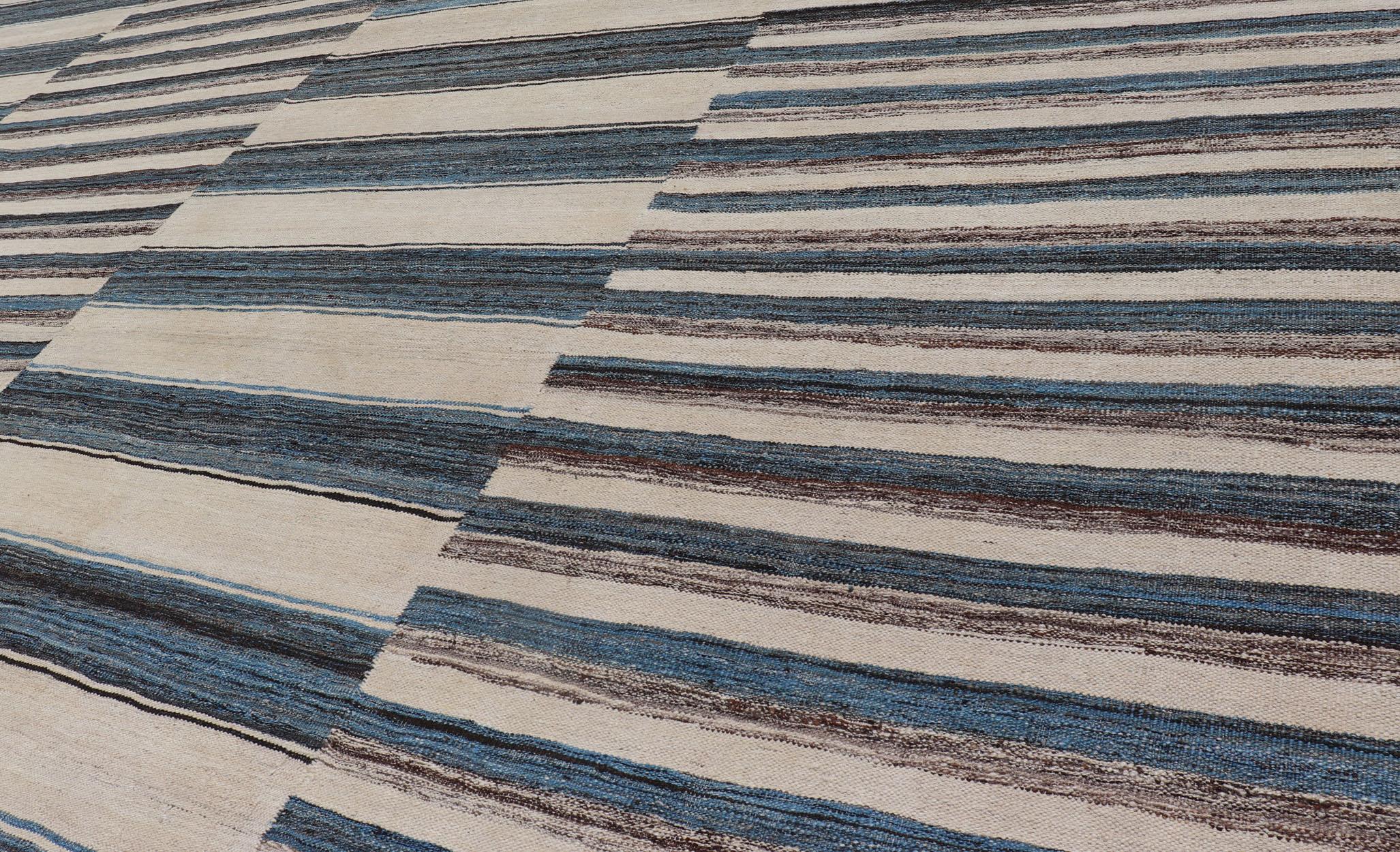 Tapis Kilim Sqaure à tissage plat avec motif de rayures classiques en bleu, crème et brun Excellent état - En vente à Atlanta, GA