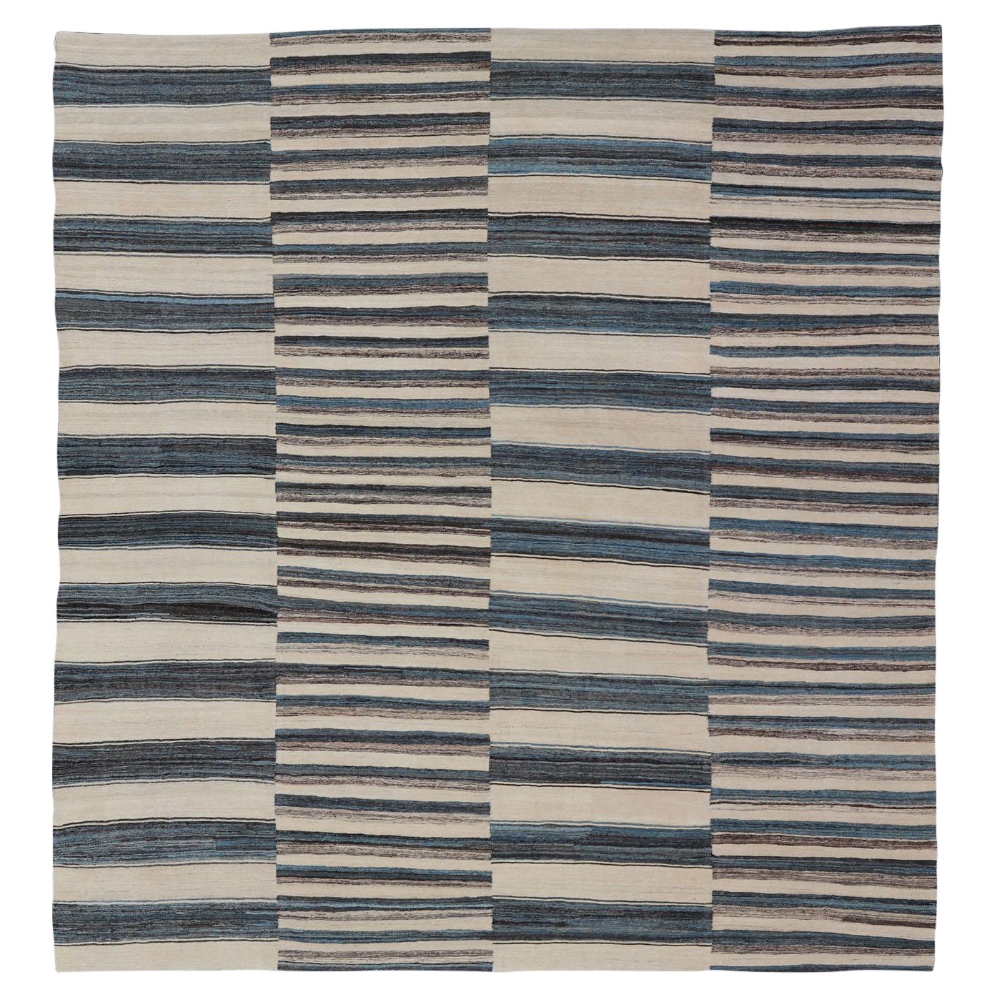 Tappeto Sqaure a trama piatta Rug & Kilim con design a strisce classiche in blu, crema, marrone