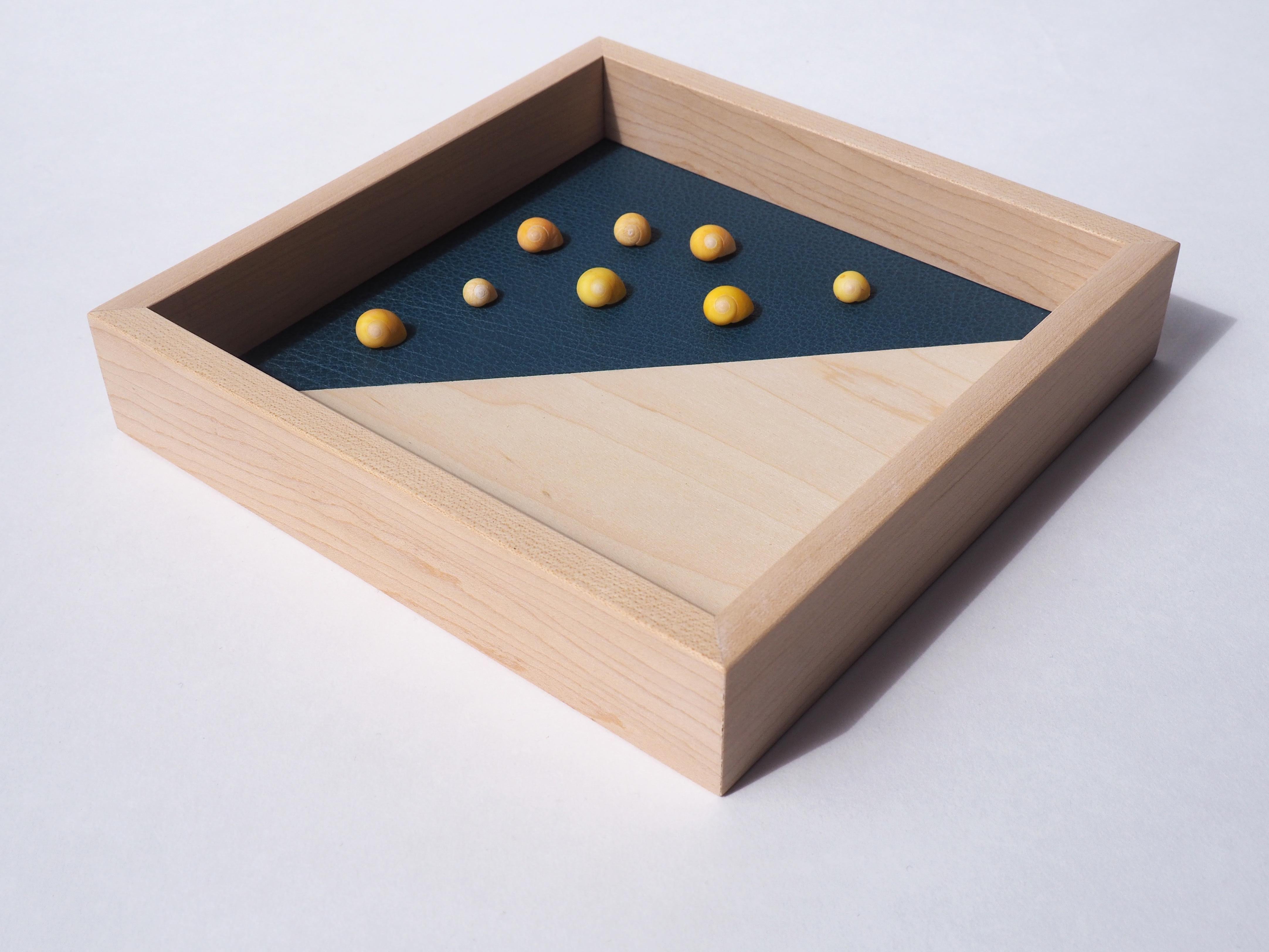Handcrafted in solid wood, this storage tray decorates as much as it is practical.
A mix of massive maple wood and blue leather are worked here like marquetry, meticulously so that there is no difference in level to the touch.

Perfect for storing