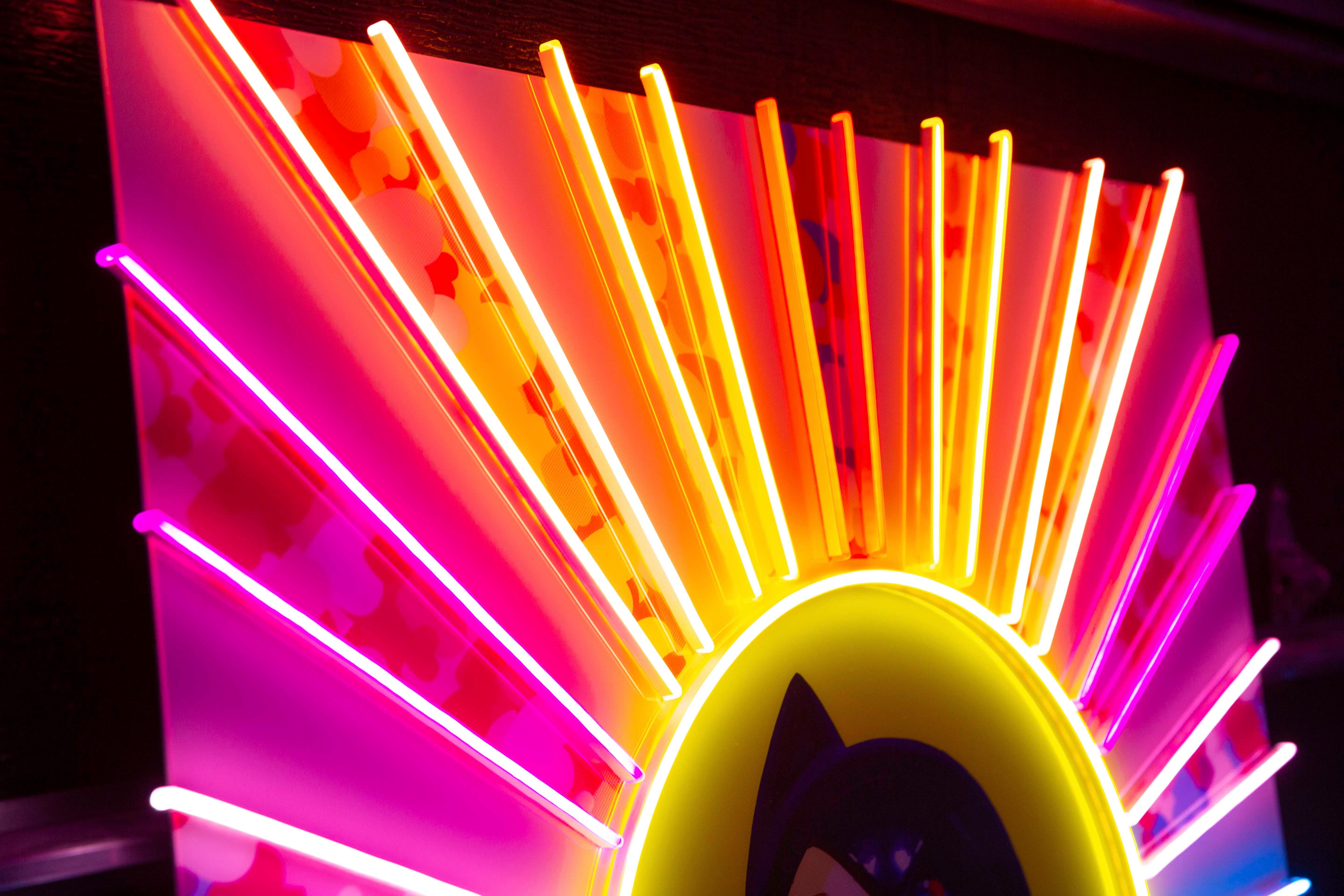 SQRA – Neon Astro Boy, Fotografie 2022 im Angebot 6