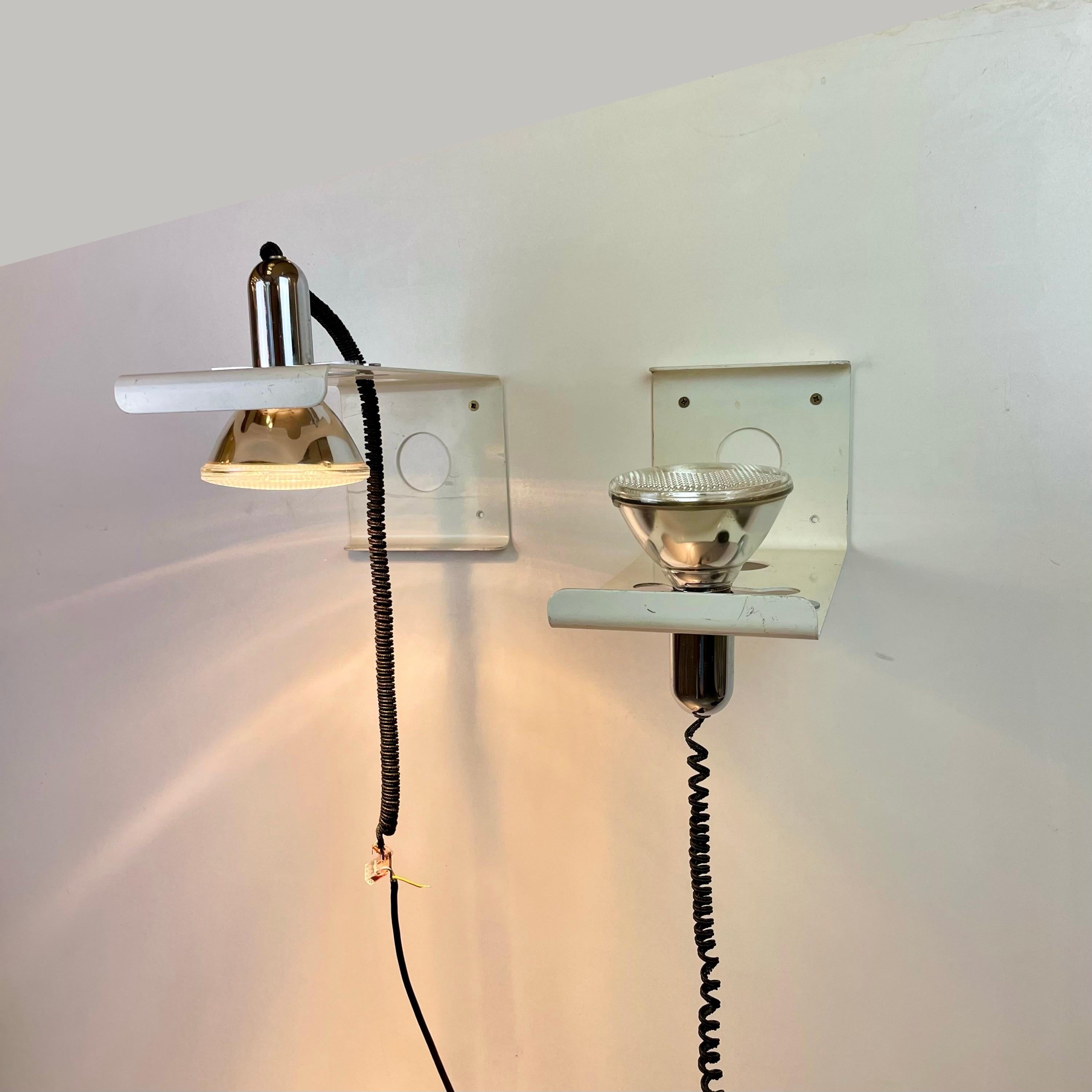 Pair of Italian wall lamps named 'Squadra' and composed of a white lacquered metal body and a shiny chrome suspended spotlight with a black pigtail wire. Adjustable up or down. Designed by Ezio Didone for Valenti in the 1970s.
-
Designed by: Ezio