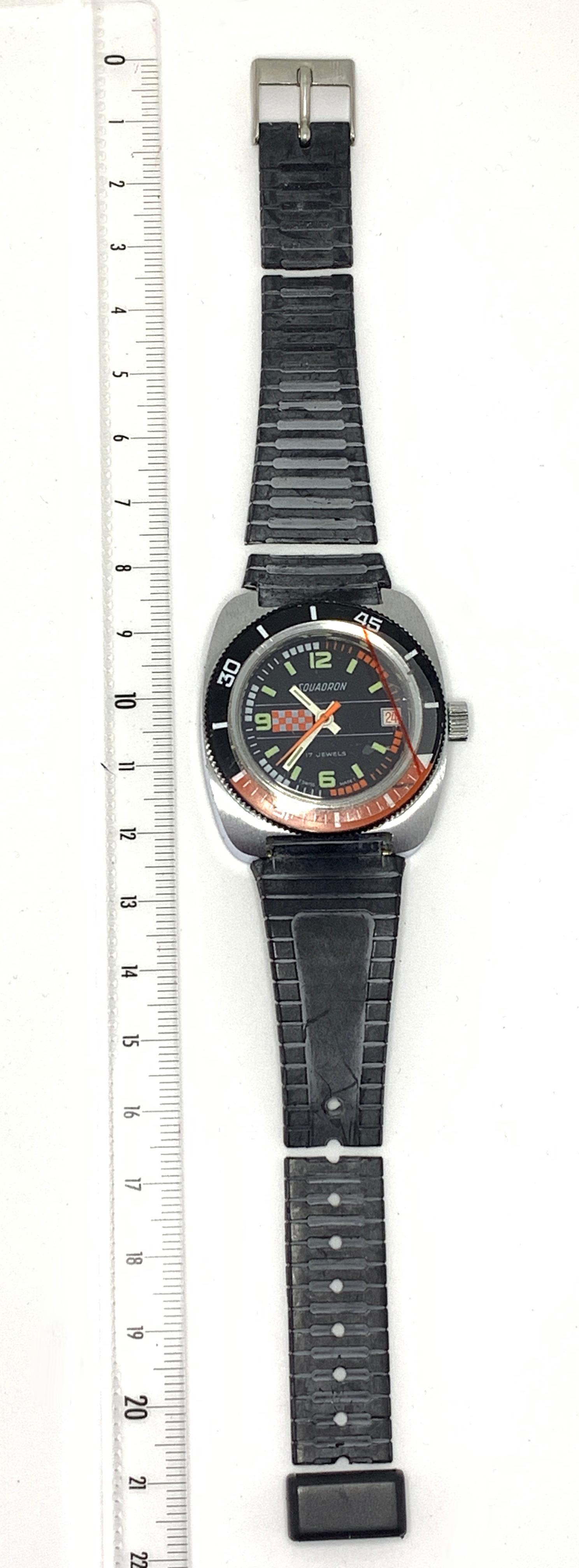 Squadron
diver's watch
steel/rubber wristband
water resistant 100 metres
date 3 hours
circa 1970
New from stock
1 new bracelet free
290 euros