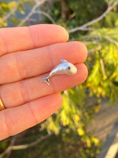 Shark jacket pin in 18Kt gold black diamond and keshi pearl