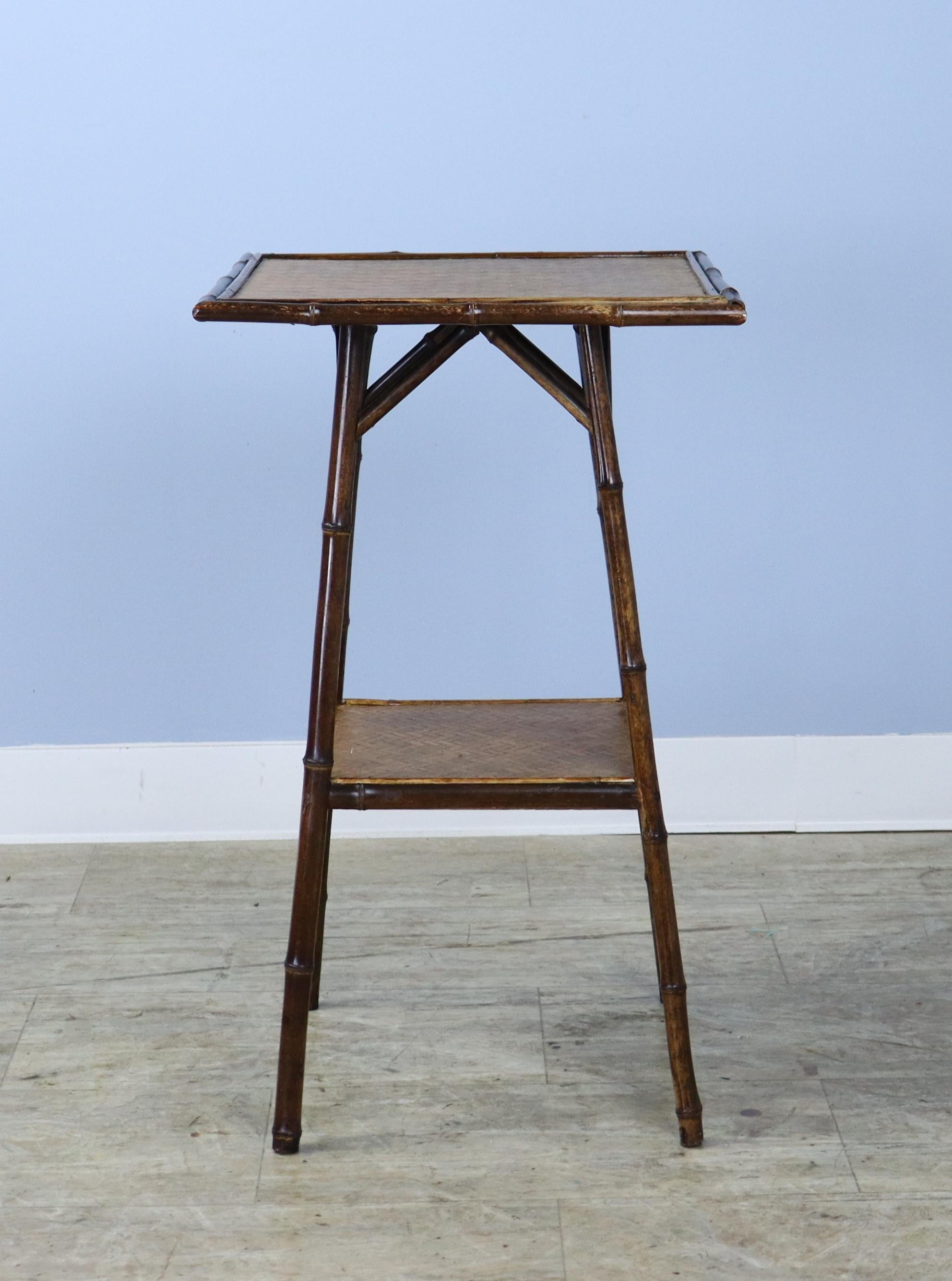 Anglais Table d'appoint carrée en bambou avec étagère inférieure en vente
