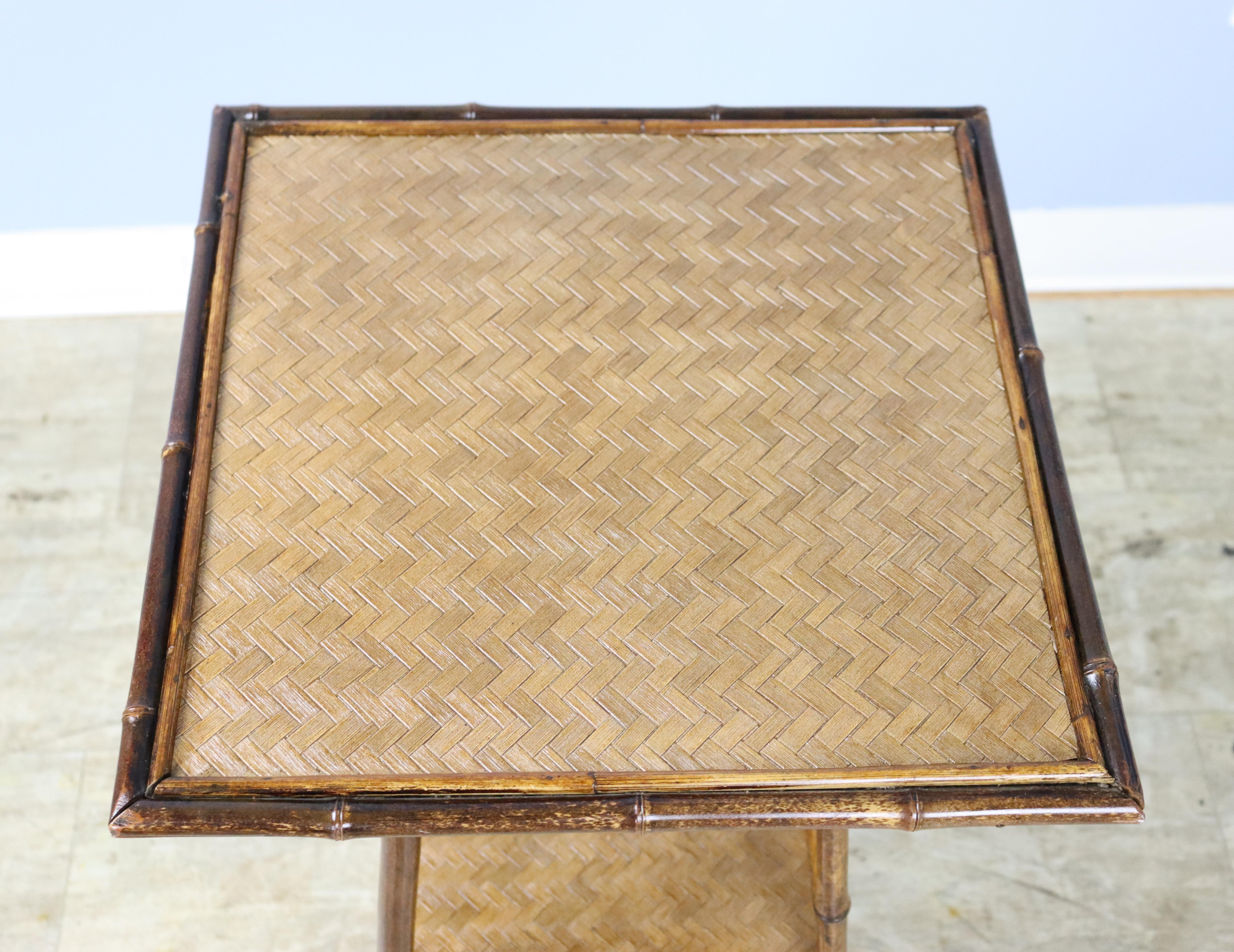 Table d'appoint carrée en bambou avec étagère inférieure Bon état - En vente à Port Chester, NY