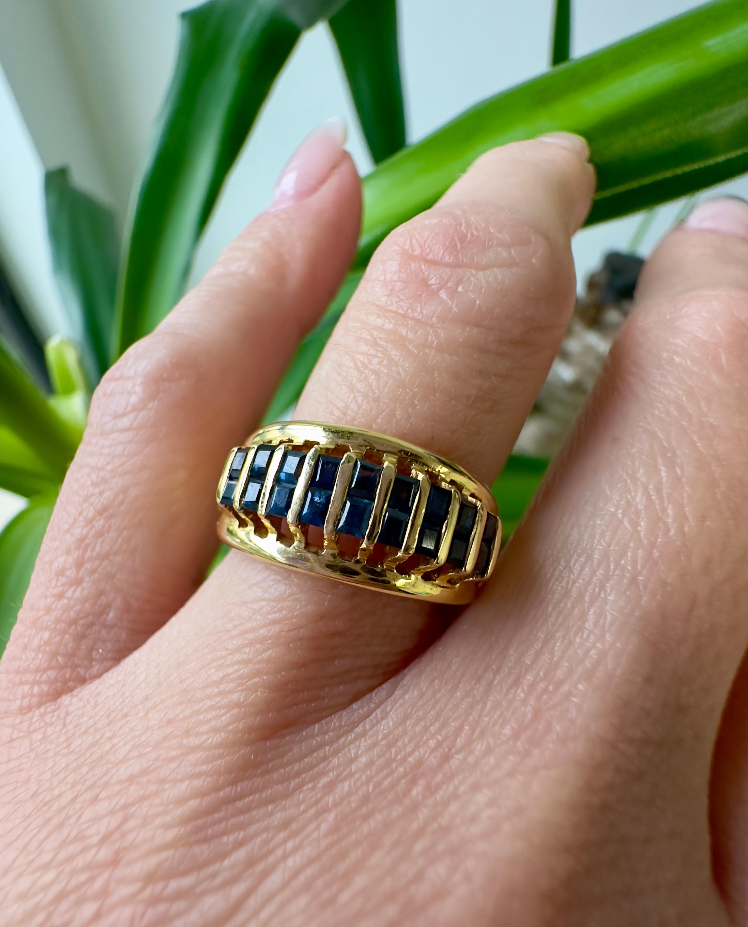 0.80 Carat Total Blue Sapphires in 18K Yellow Gold Band In New Condition For Sale In Houston, TX
