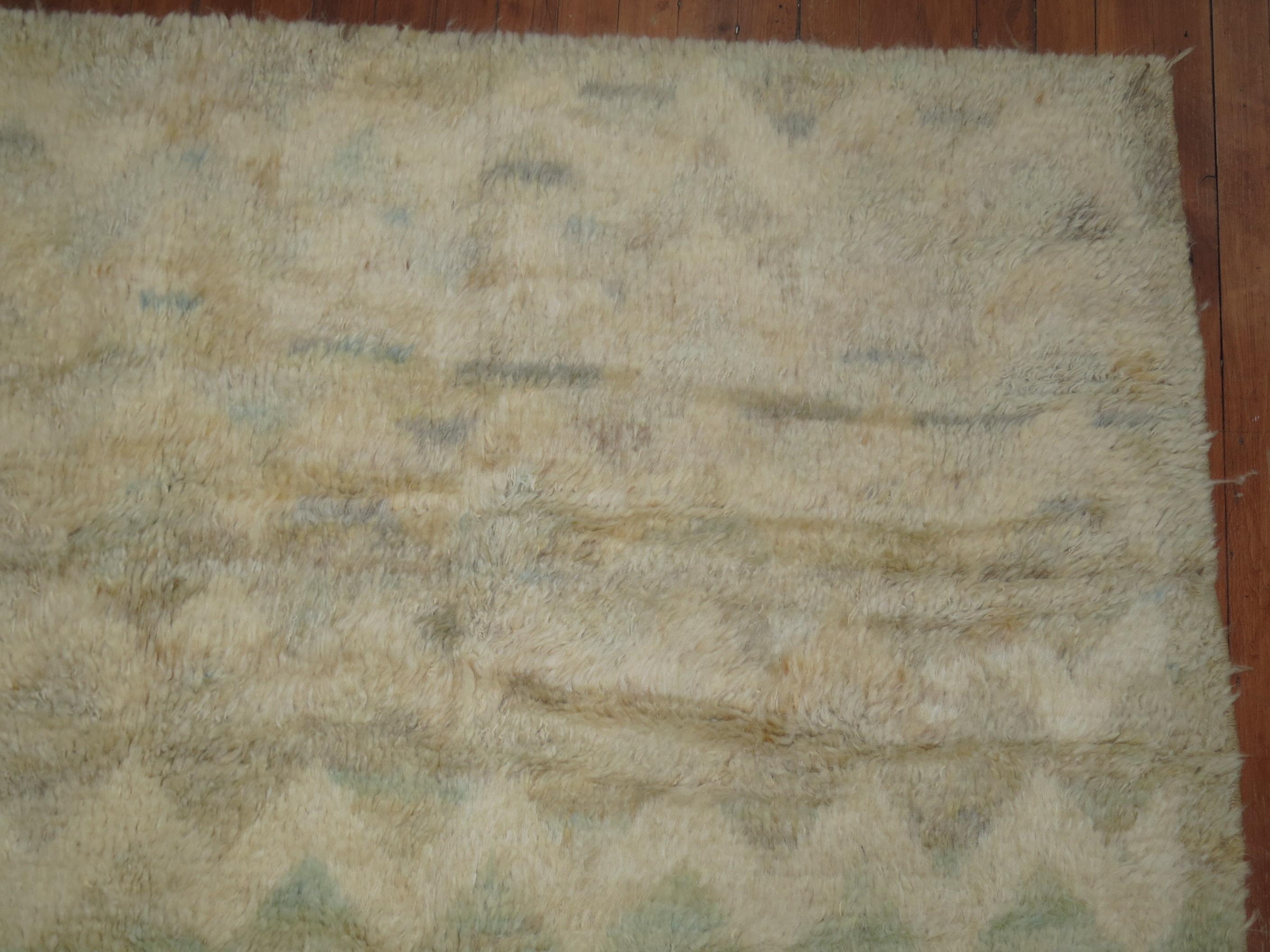 Square Persian Shag Rug in Ivory Pale Blue In Excellent Condition For Sale In New York, NY