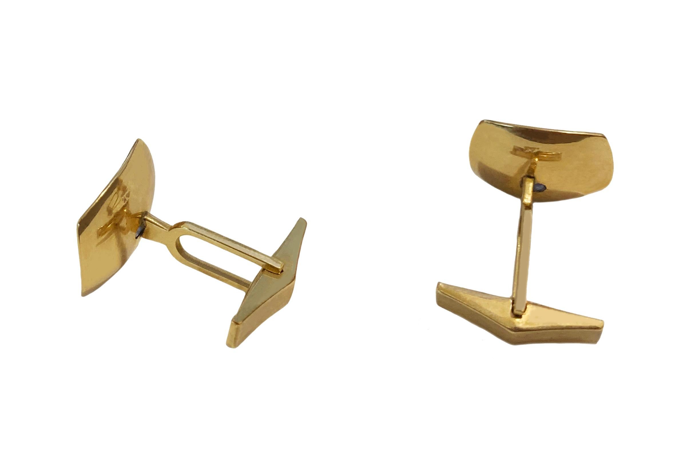 Square 14k Yellow Gold Cufflinks with Sapphire In Good Condition For Sale In New York, NY
