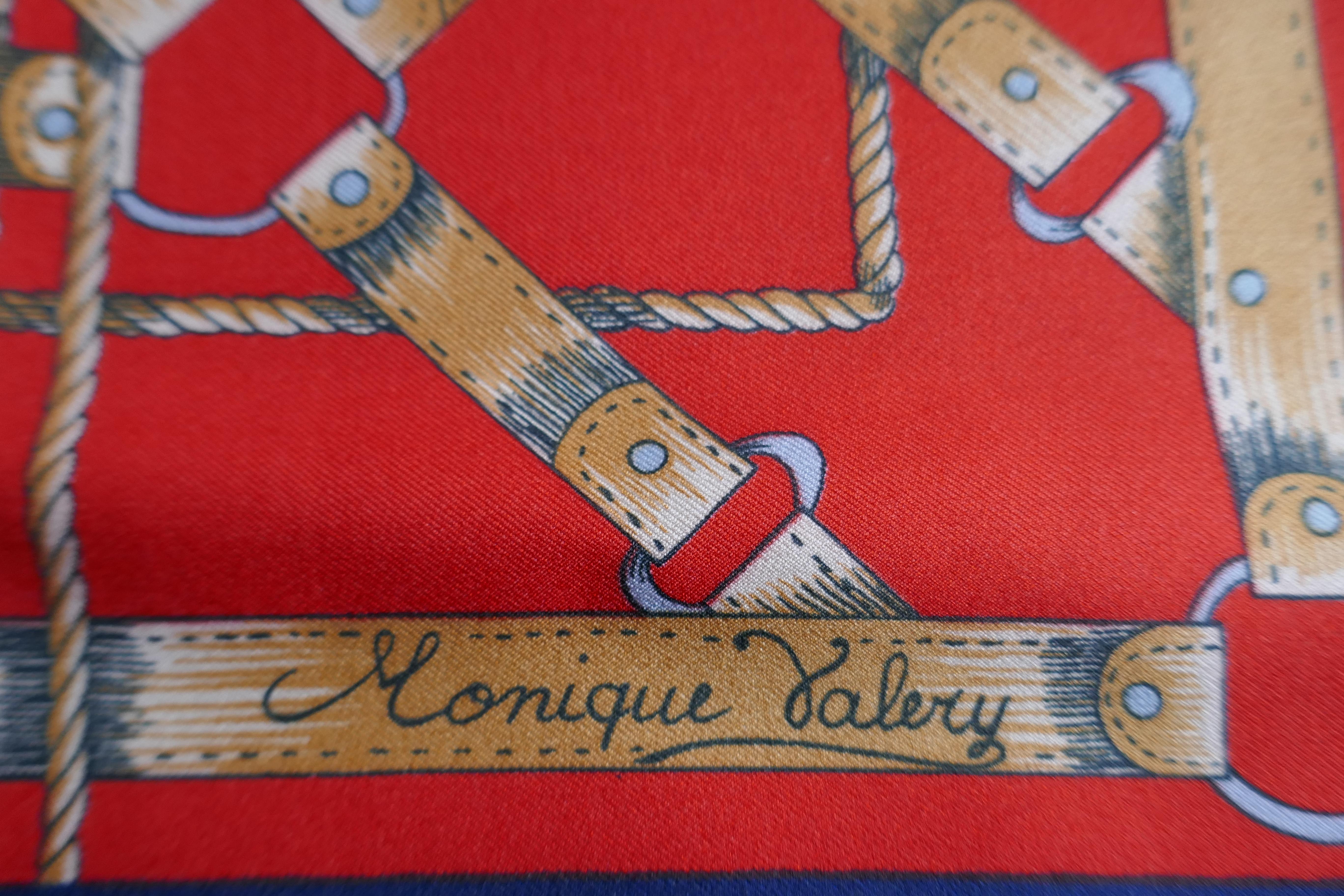 Carré Foulard vintage des années 1960 conçu par Monique Valery Équitation en rouge 

Superbe sellerie géométrique design 
Une pièce merveilleuse signée, 
Etat non usé, polyester 30 