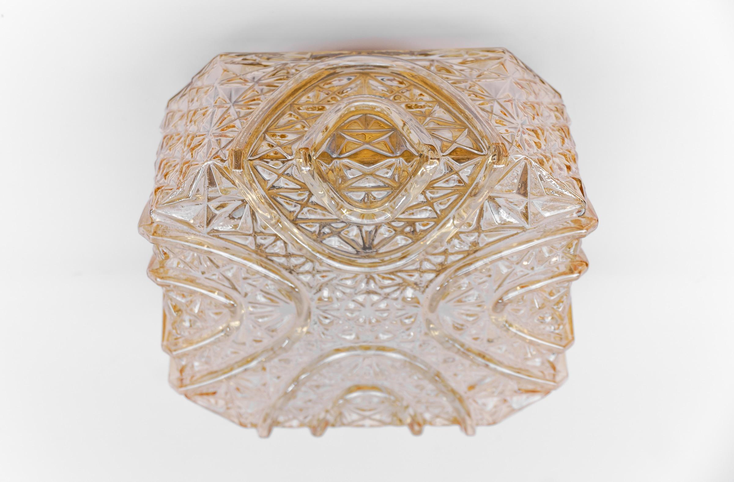 Lámpara de pared o aplique de cristal ámbar de Limburg, años 60 Alemania

La luminaria necesita 1 bombilla estándar E27 de 60 W como máximo.

Las bombillas no están incluidas.

Es posible instalar esta luminaria en todos los países (EE.UU.,