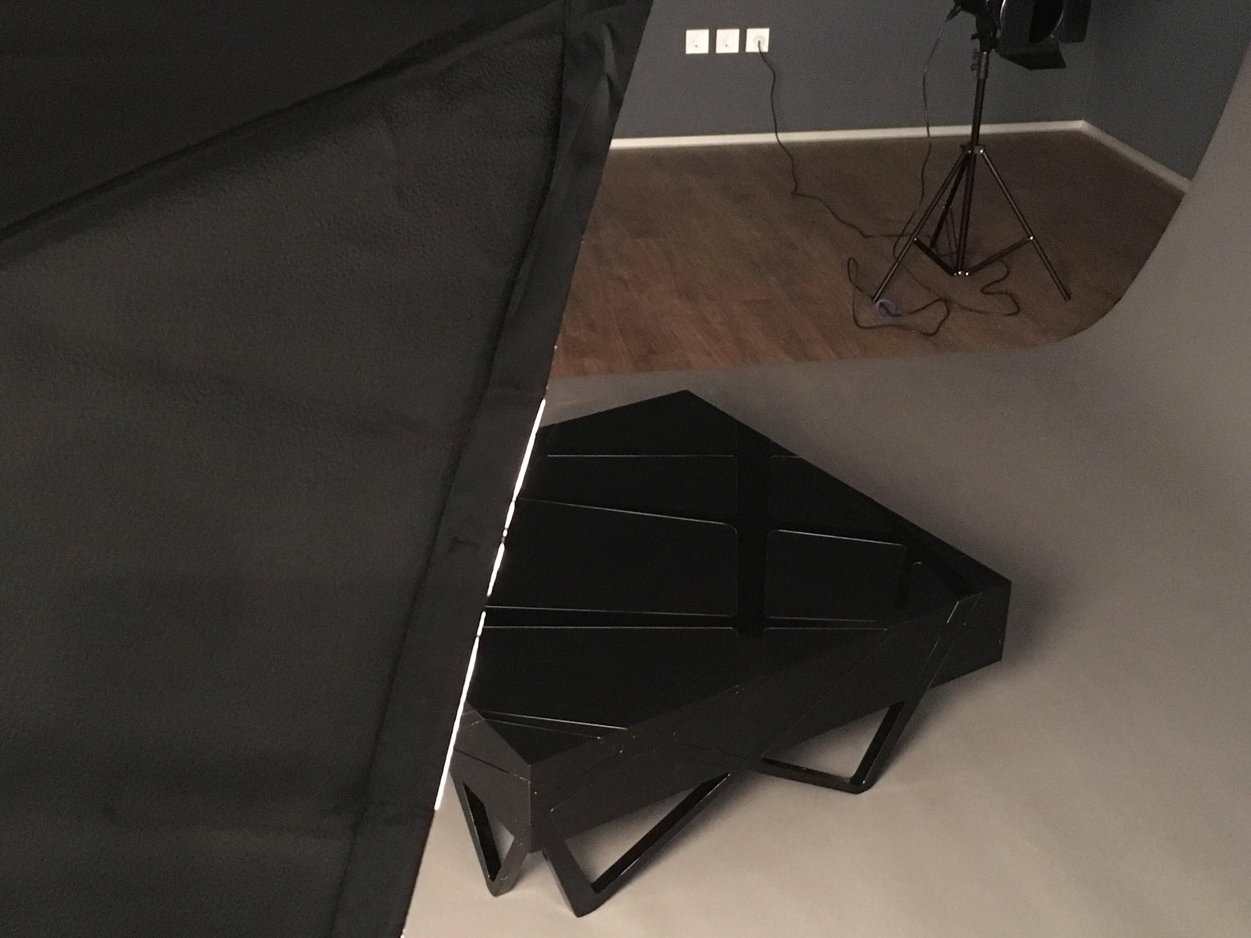 XXI secolo e contemporaneo Tavolino quadrato centrale d'accento moderno organico Laccato nero opaco ad alta lucentezza in vendita