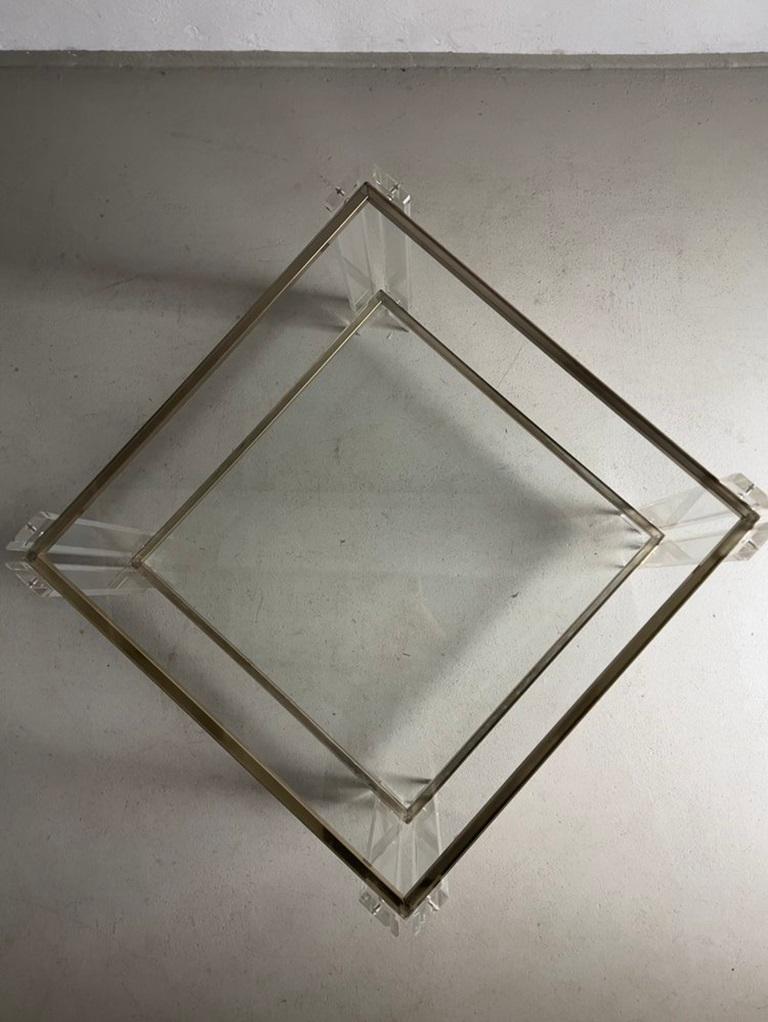 italien Table basse carrée en verre acrylique et laiton de style Hollywood Regency, 1970 en vente