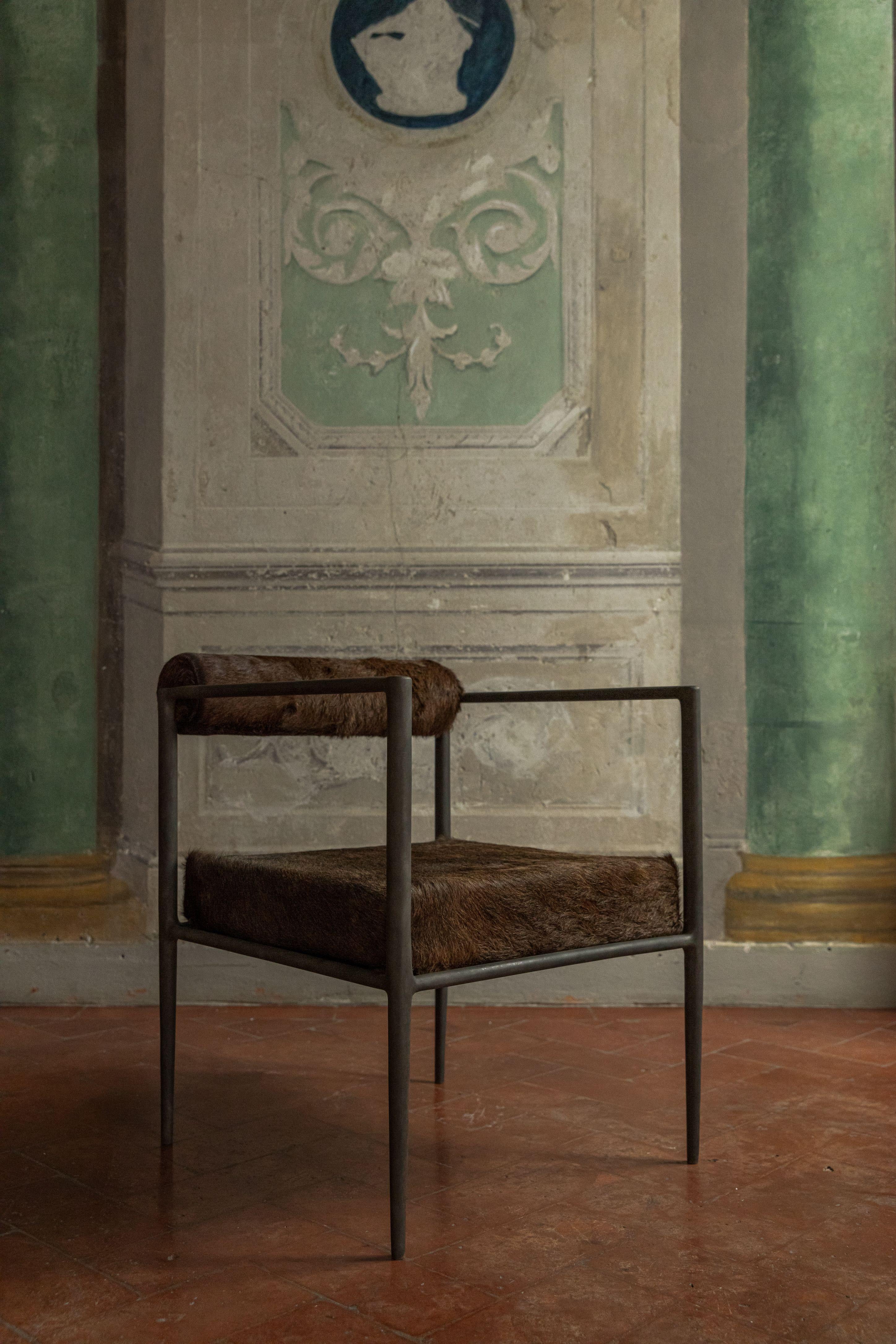 Quadratischer Alchemie-Stuhl von Rick Owens
Abmessungen: L 60 x B 60 x H 81 cm
MATERIALIEN: Bronze, Kamelhaut
Gewicht: 43 kg

Sowohl in heller als auch in dunkler Farbe erhältlich.

Rick Owens ist ein in Kalifornien geborener Mode- und