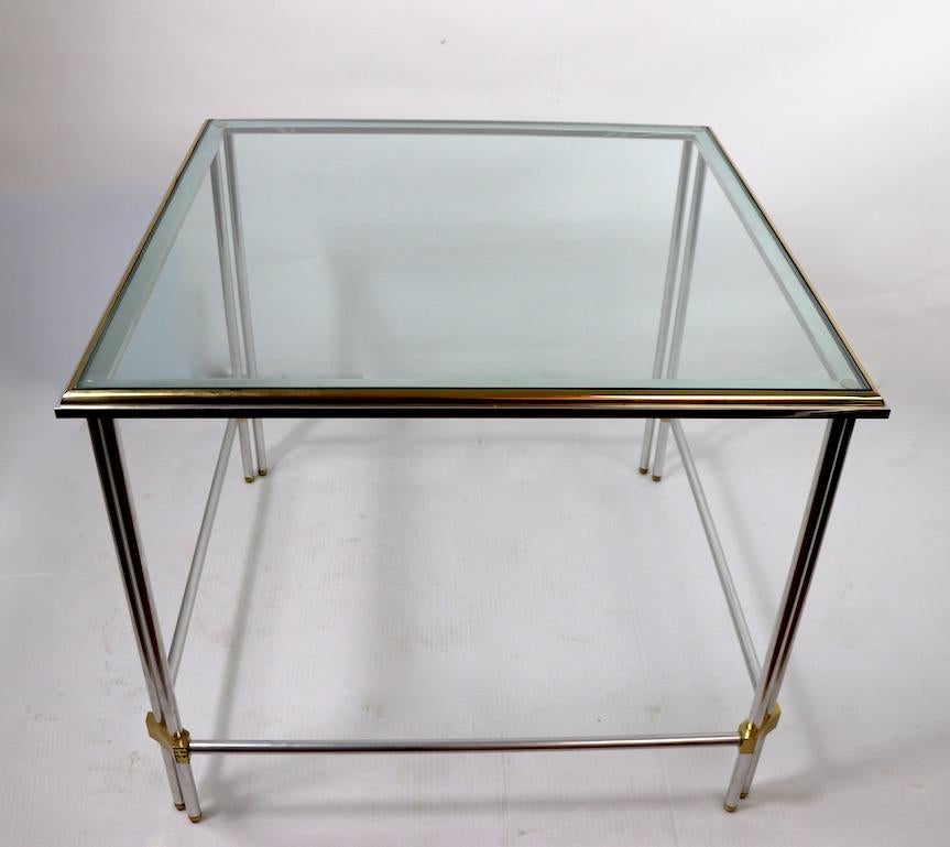 Hollywood Regency Table carrée en aluminium, laiton et verre par John Vesey Inc. en vente