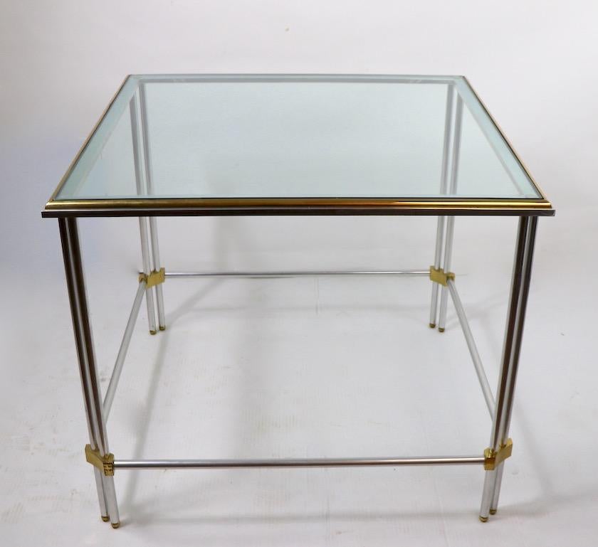 Américain Table carrée en aluminium, laiton et verre par John Vesey Inc. en vente