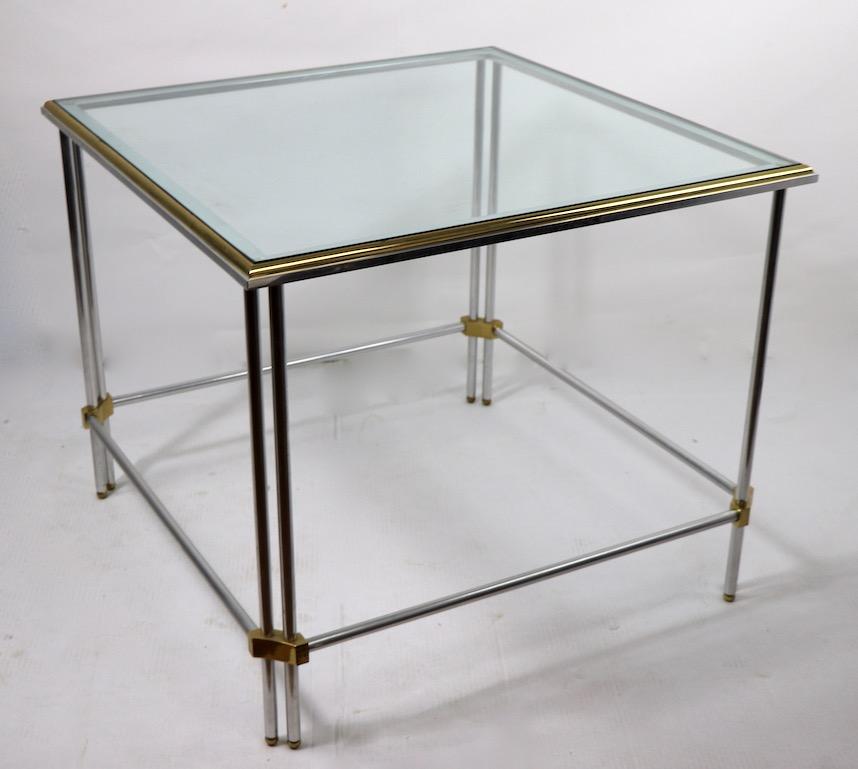 20ième siècle Table carrée en aluminium, laiton et verre par John Vesey Inc. en vente