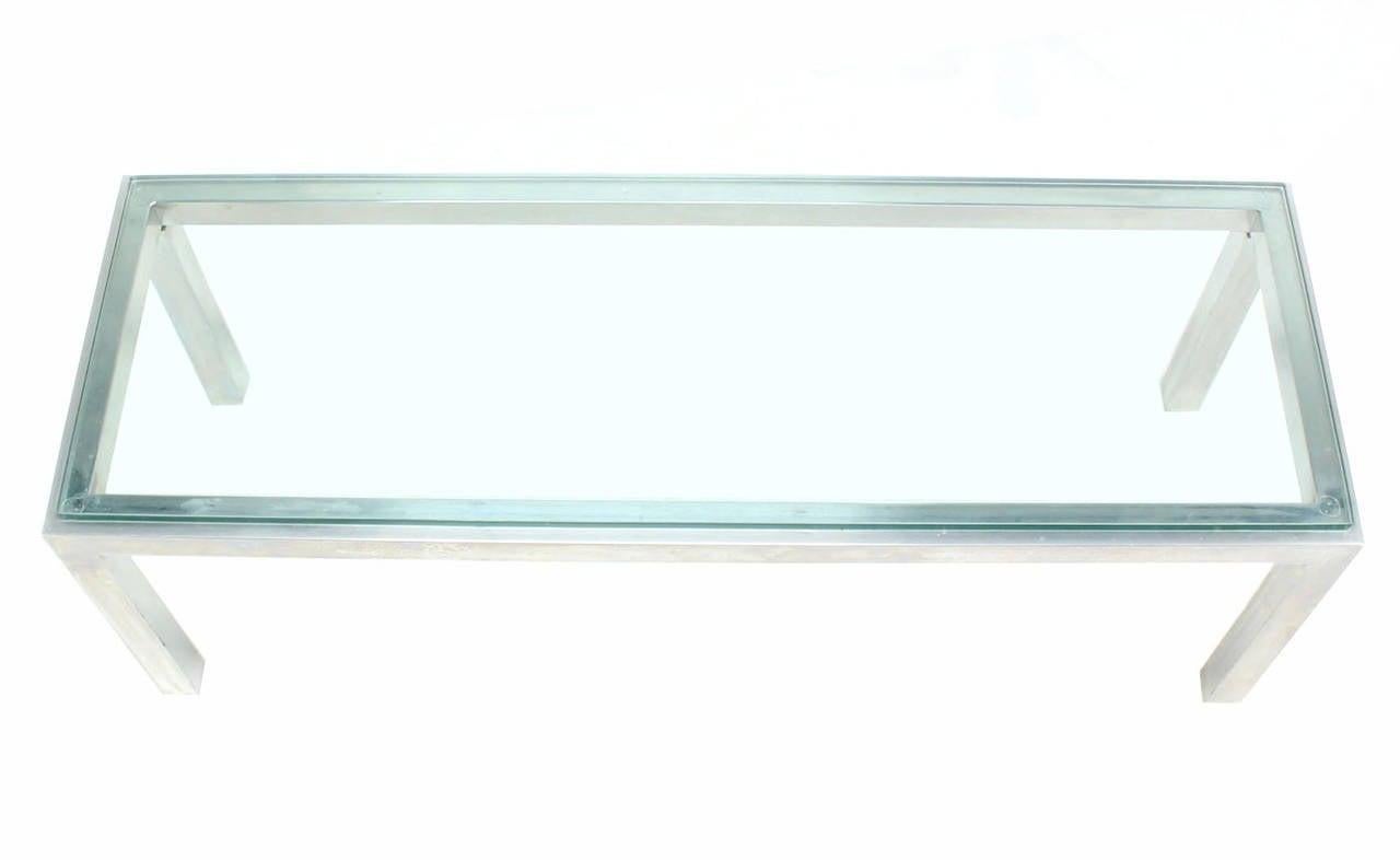 Quadratischer Couchtisch mit Aluminiumprofil und Metallrahmen und Glasplatte, lang, rechteckig  (amerikanisch) im Angebot