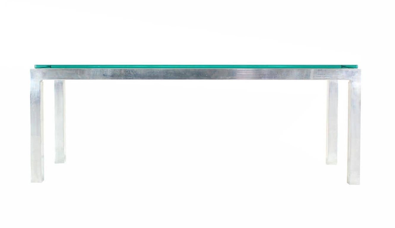 Quadratischer Couchtisch mit Aluminiumprofil und Metallrahmen und Glasplatte, lang, rechteckig  im Zustand „Gut“ im Angebot in Rockaway, NJ