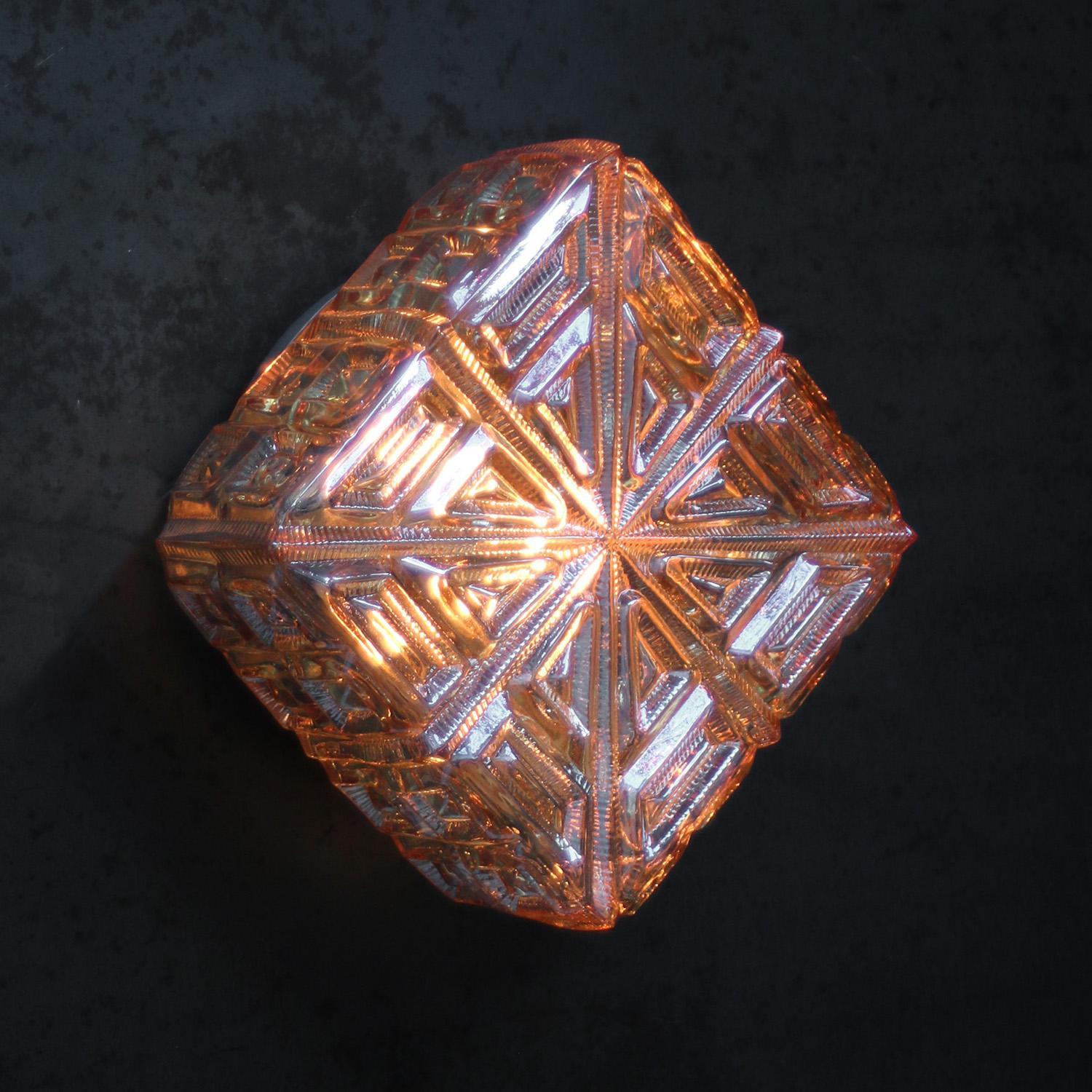 Lámpara de pared o techo de mediados de siglo.
Base de metal con cristal ámbar.

1960-1970

Peso: 2,00 kg / 4,4 lb

Precio por unidad. Todas las lámparas se han adecuado a las normas internacionales para bombillas incandescentes, de bajo consumo y