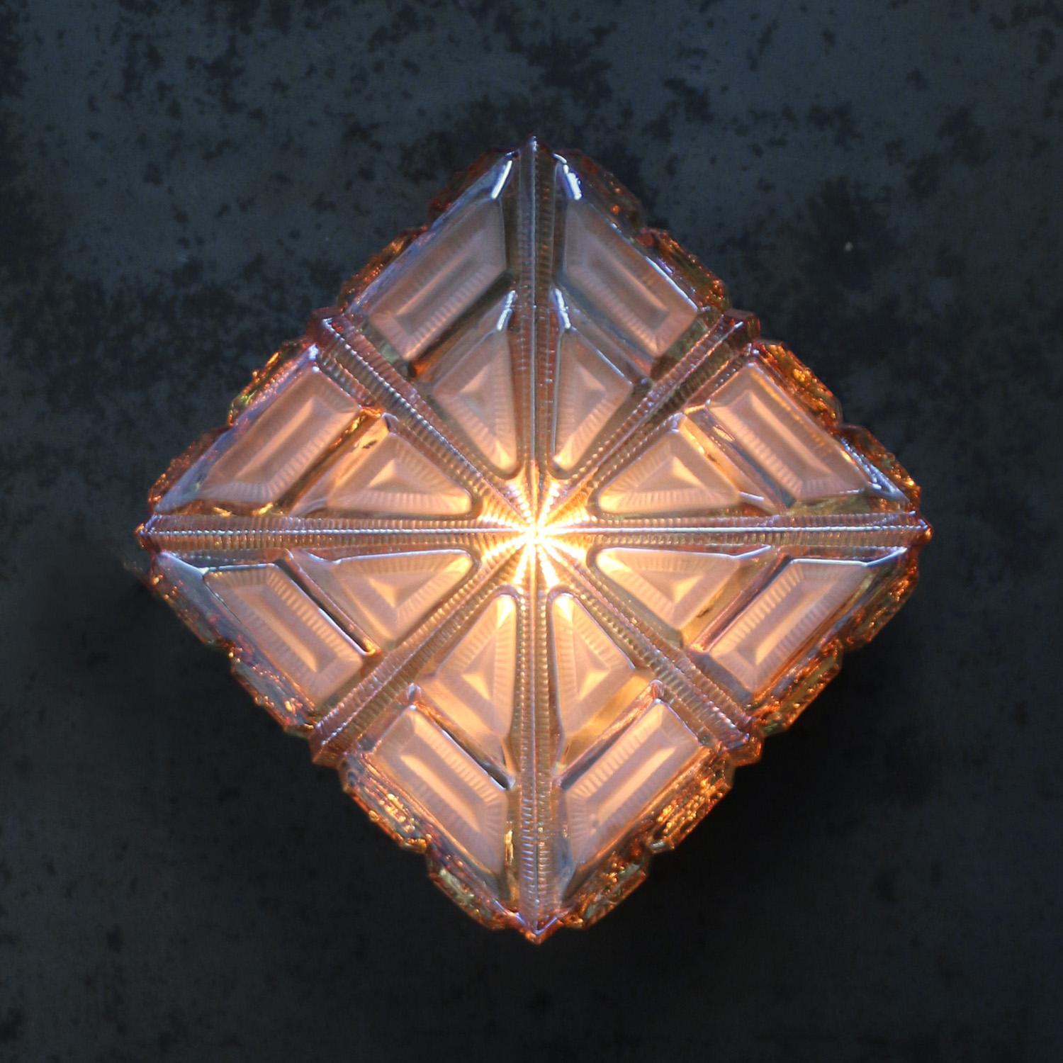 Lámpara de pared o techo de mediados de siglo.
Base de metal, cristal ámbar con partes de cristal mate

1960-1970

Peso: 2,00 kg / 4,4 lb

Precio por unidad. Todas las lámparas se han adecuado a las normas internacionales para bombillas