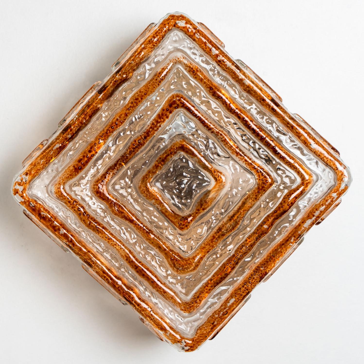 Bellissima lampada di alta qualità nello stile degli antichi templi greci, con un bellissimo motivo sui lati. Prodotto a metà del secolo, circa 1970 (fine anni '60 e inizio anni '70).

Questa applique è caratterizzata da luci realizzate a mano in