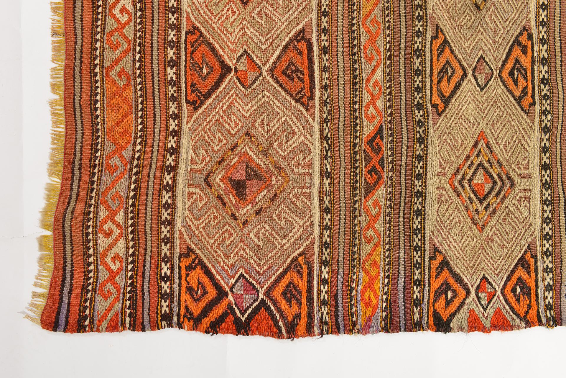 Square Anatolian Kilim with Cicim In Excellent Condition For Sale In Alessandria, Piemonte