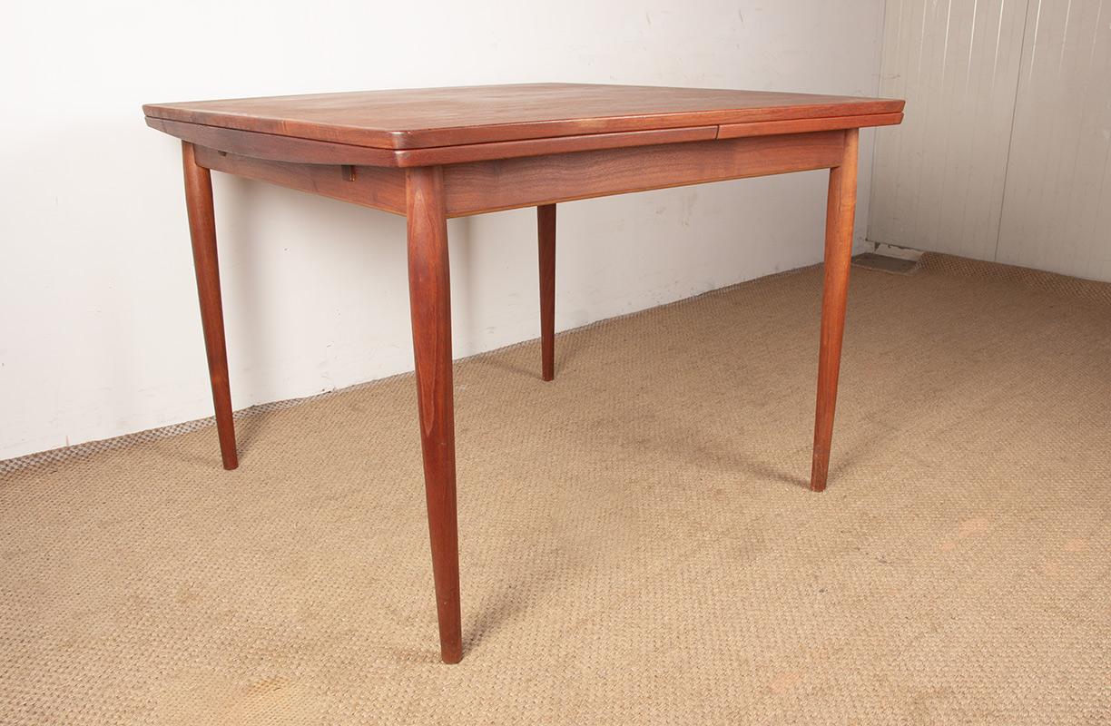 Quadratischer und ausziehbarer dänischer Esstisch aus Teakholz, Modell 592, von Arne Vodder . im Zustand „Hervorragend“ im Angebot in JOINVILLE-LE-PONT, FR