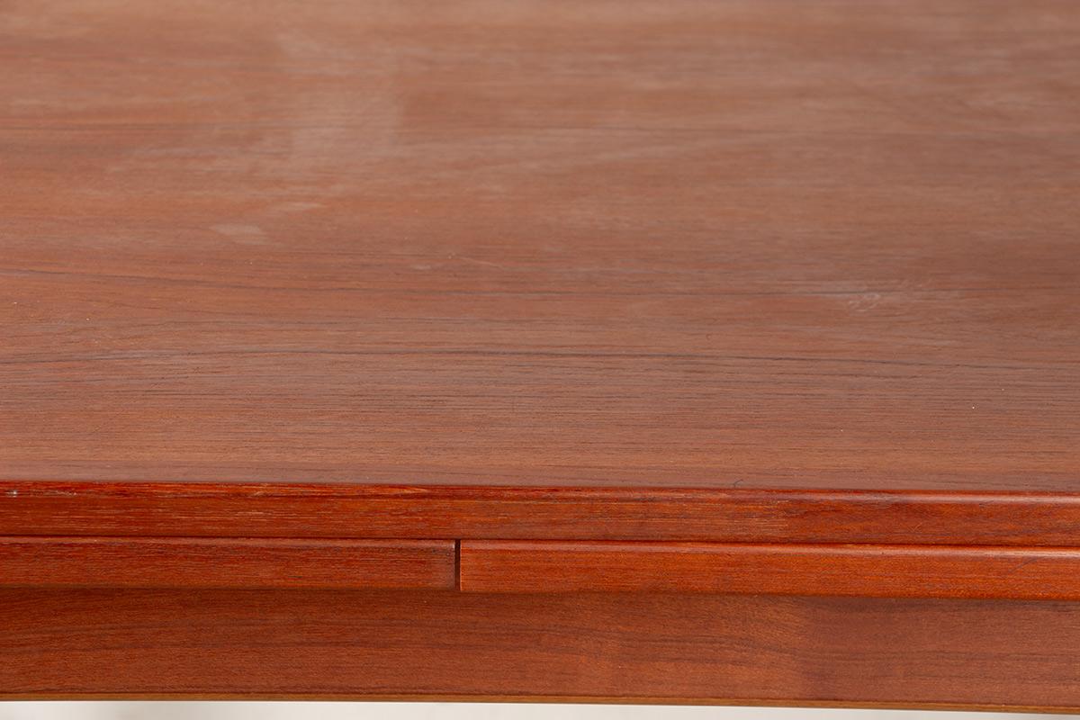 Quadratischer und ausziehbarer dänischer Esstisch aus Teakholz, Modell 592, von Arne Vodder . (Mitte des 20. Jahrhunderts) im Angebot