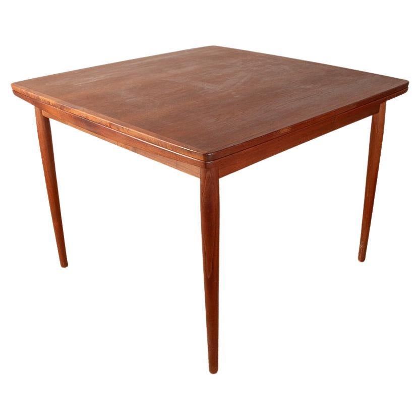 Quadratischer und ausziehbarer dänischer Esstisch aus Teakholz, Modell 592, von Arne Vodder . im Angebot