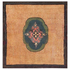 Tapis carré américain ancien à capuche. Taille : 2,13 m x 2,18 m (7 pieds x 7 pieds 2 po.)