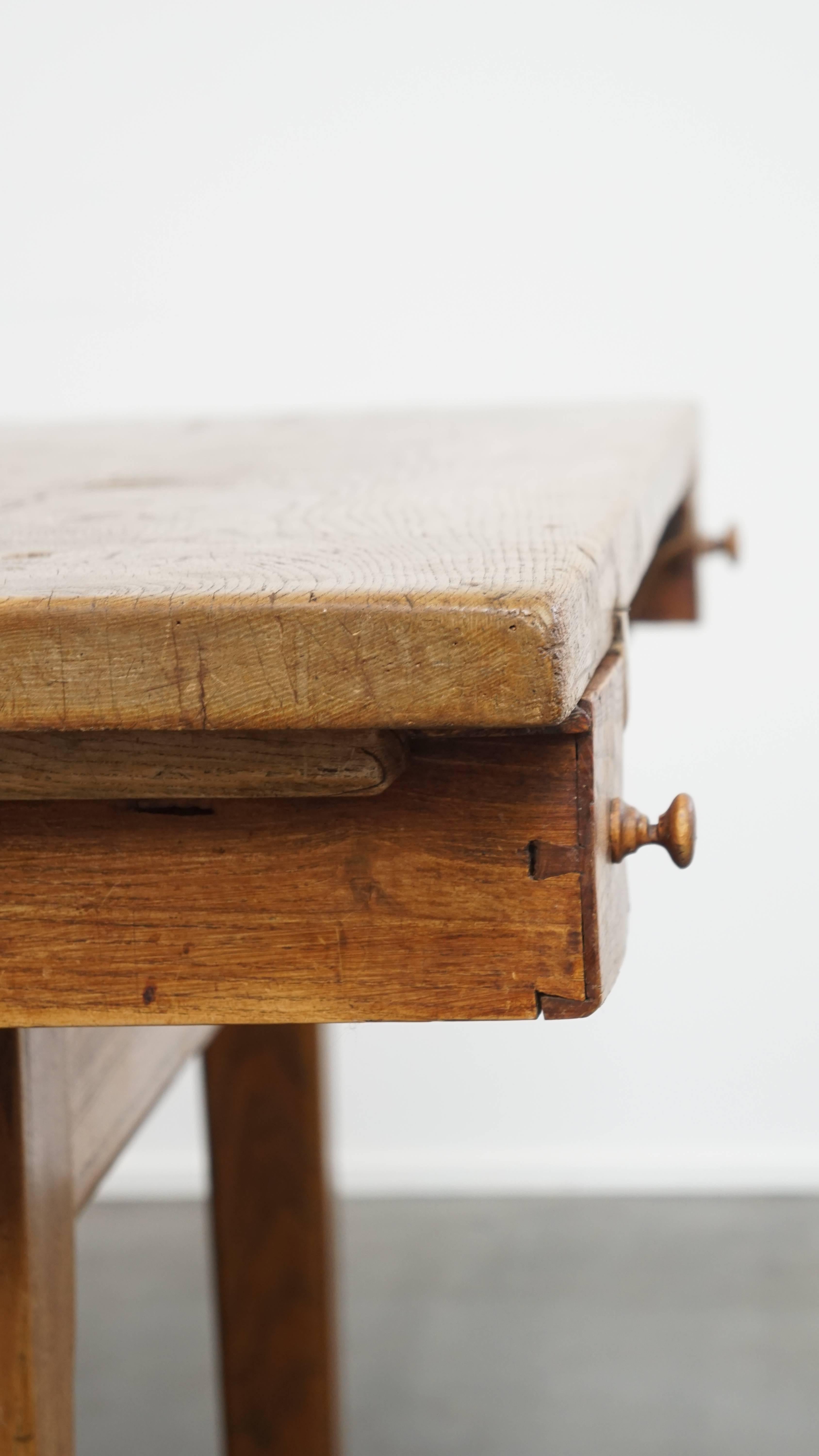 Table de salle à manger carrée en orme antique en vente 7