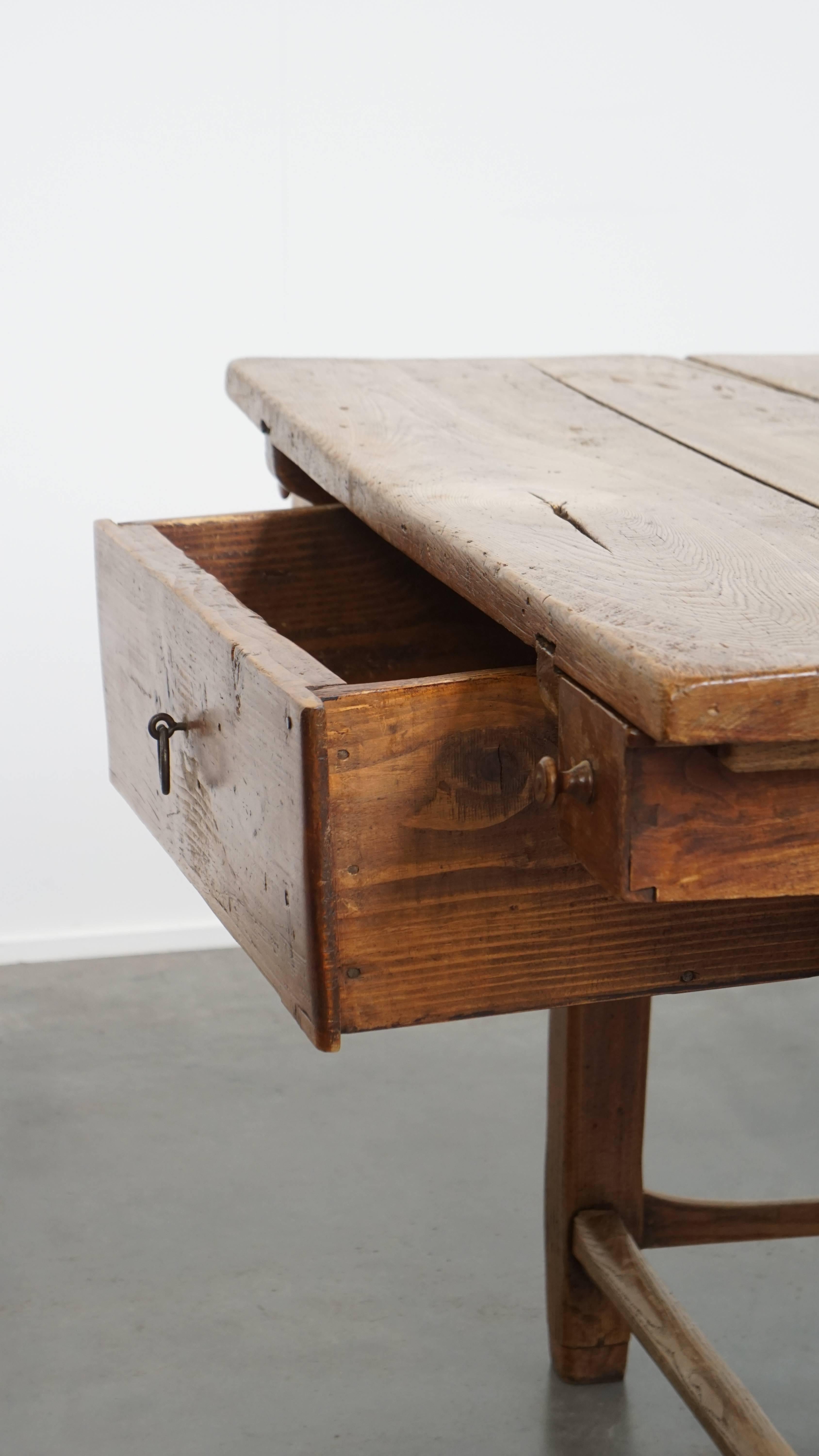 Table de salle à manger carrée en orme antique en vente 8
