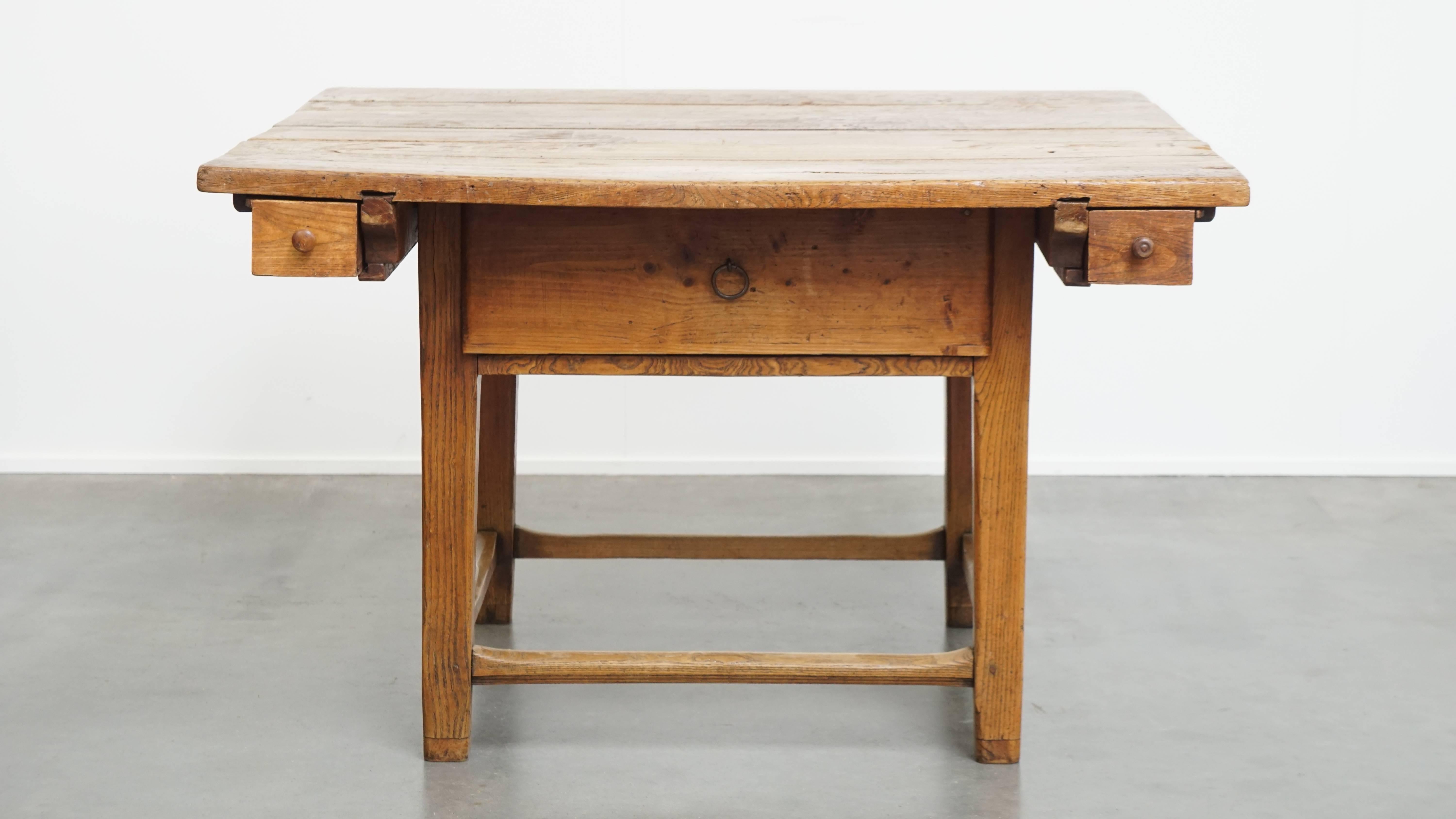Nous vous proposons cette table de salle à manger ancienne carrée en orme, belle, pratique et pleine de caractère. 

Une merveilleuse pièce antique fabriquée à partir d'orme fin, avec une patine étonnante - qui ne voudrait pas de cela ? Cette table