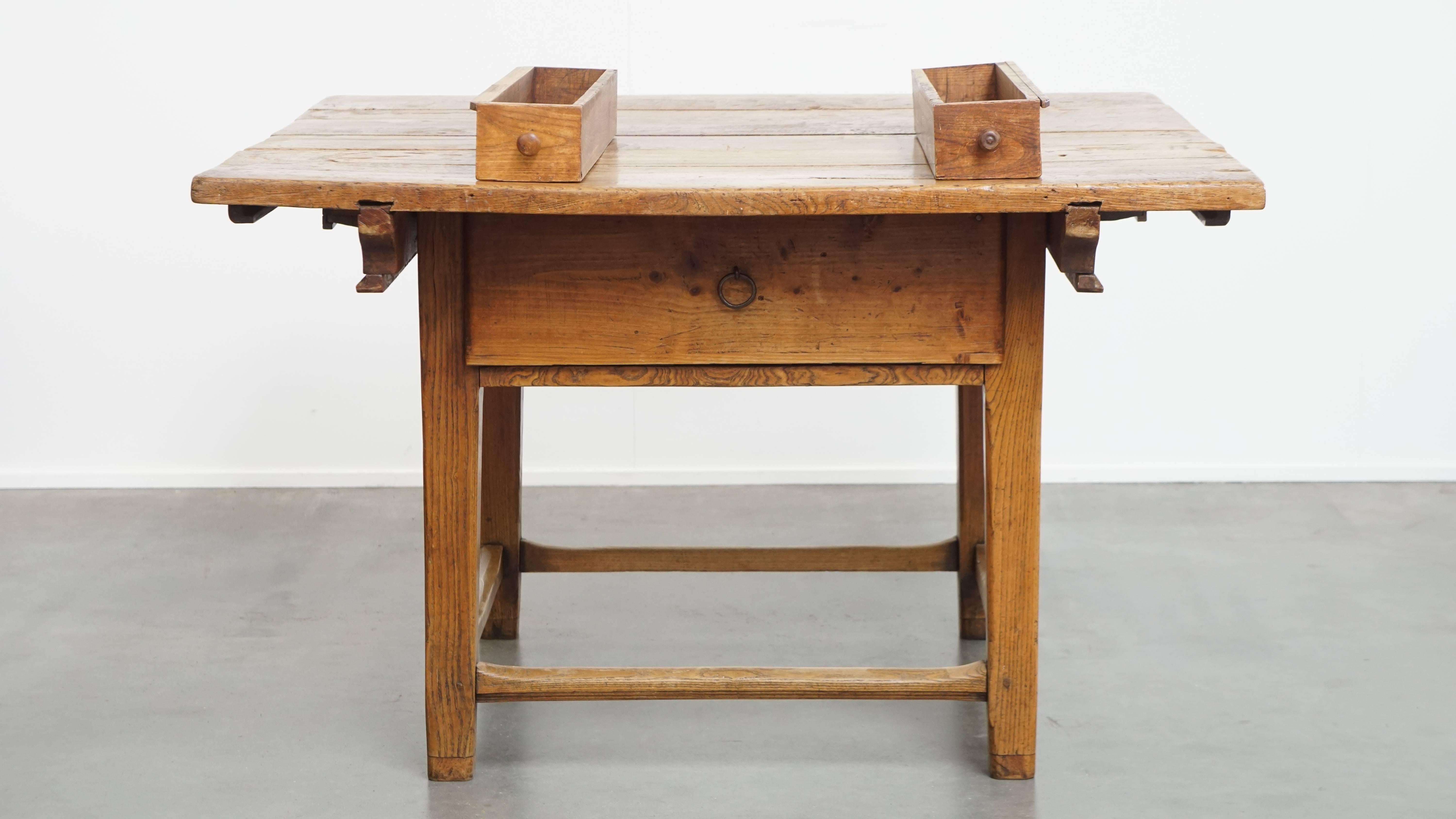 Romain classique Table de salle à manger carrée en orme antique en vente
