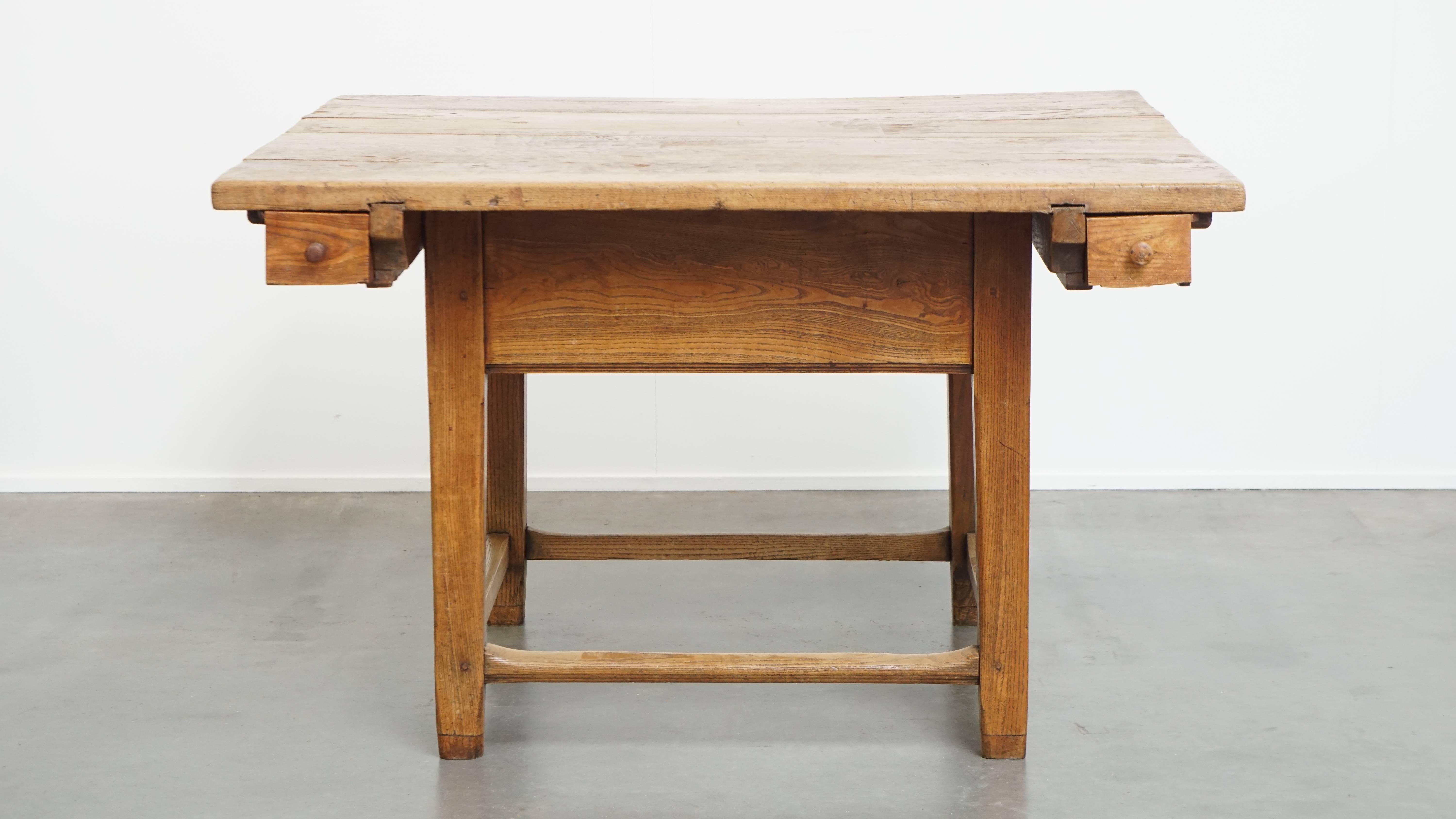 Table de salle à manger carrée en orme antique État moyen - En vente à Harderwijk, NL