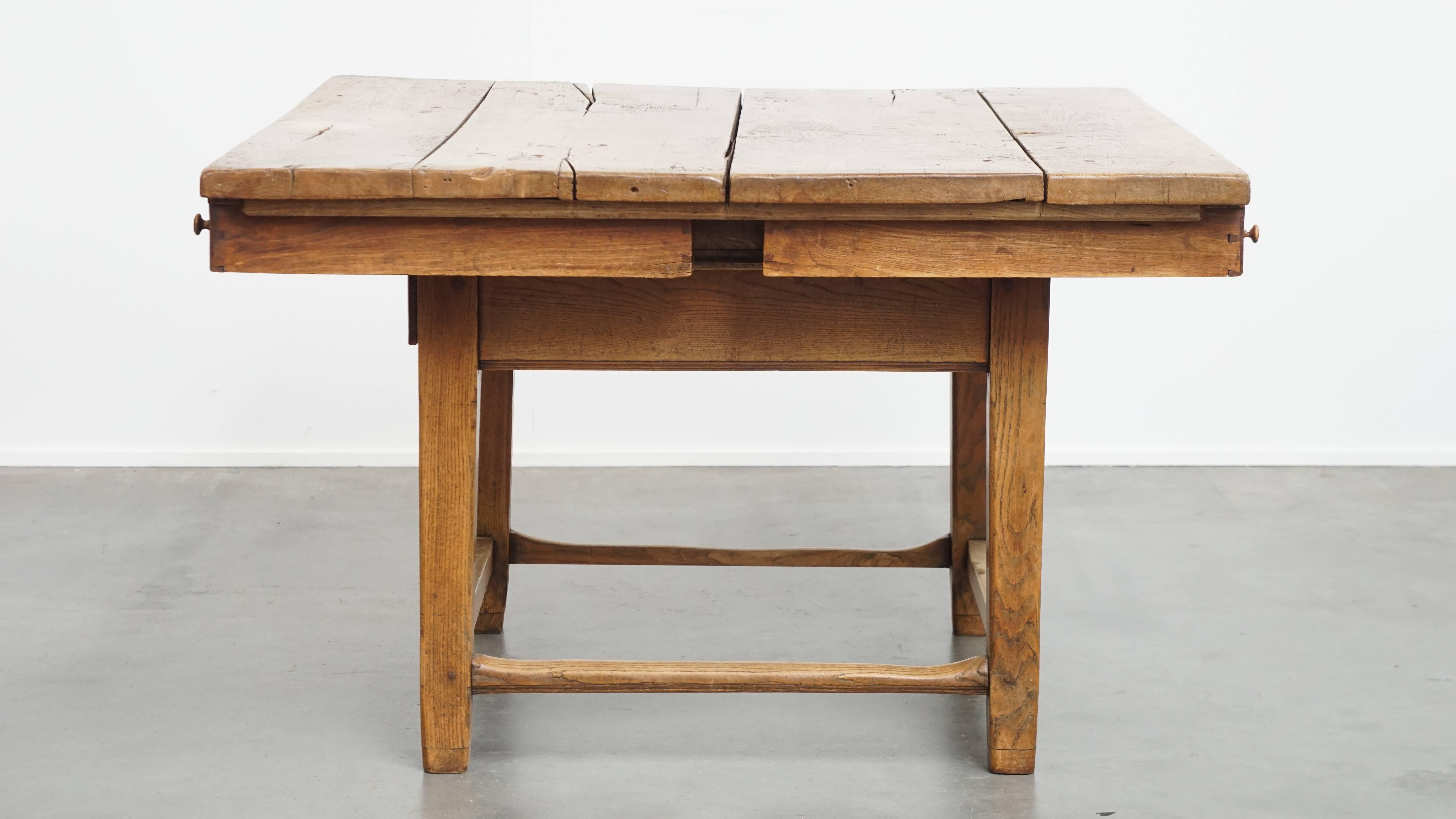 XIXe siècle Table de salle à manger carrée en orme antique en vente