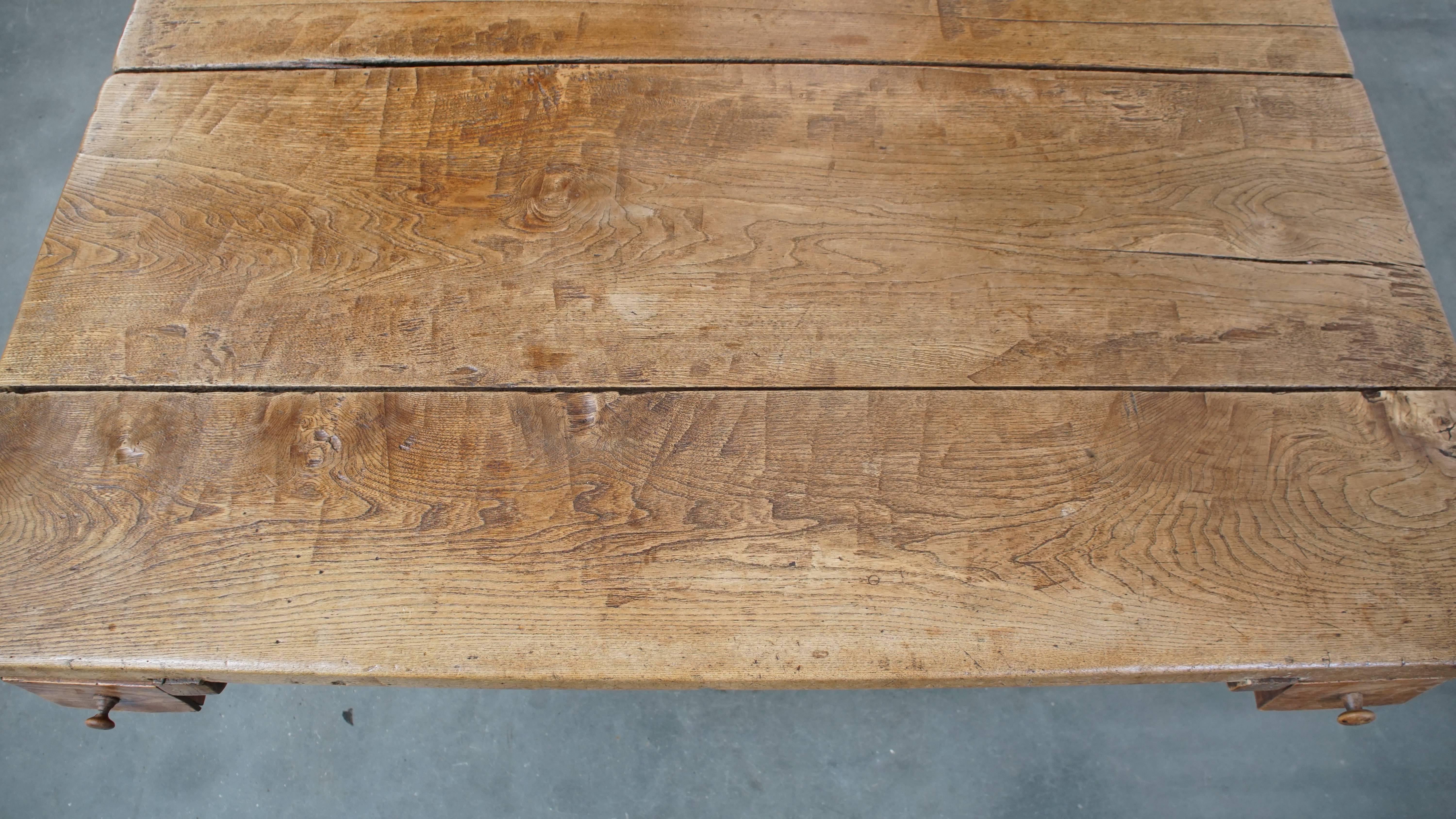 Bois Table de salle à manger carrée en orme antique en vente